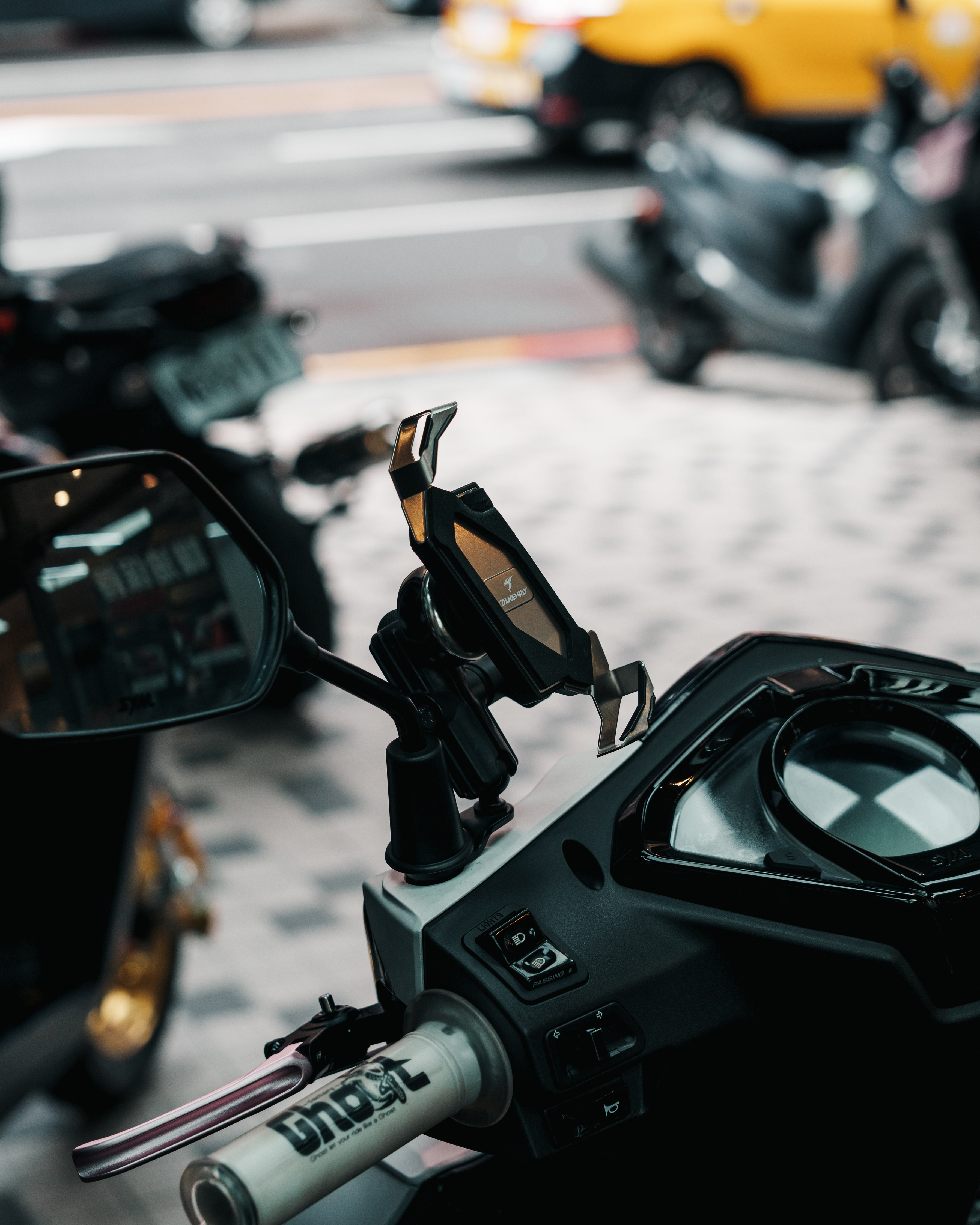 【黑隼手機架 後照鏡版】