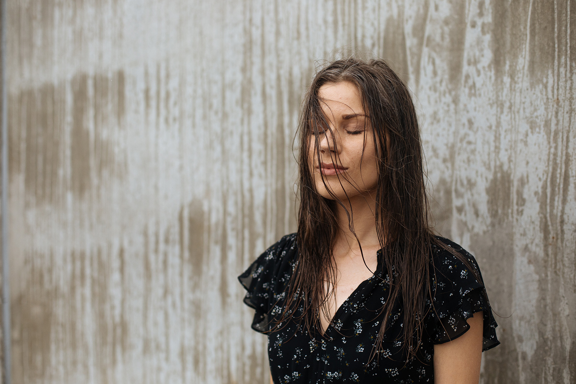 雨天頭髮淋濕的女孩