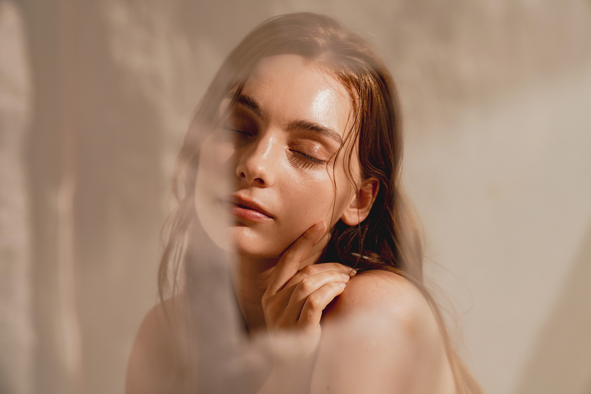 使用賦活菁萃喚髮噴霧護理頭髮