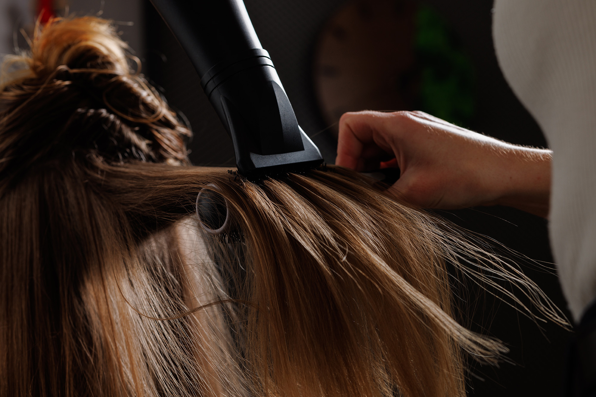 用吹風機調整冷風搭配圓梳等工具吹整頭髮