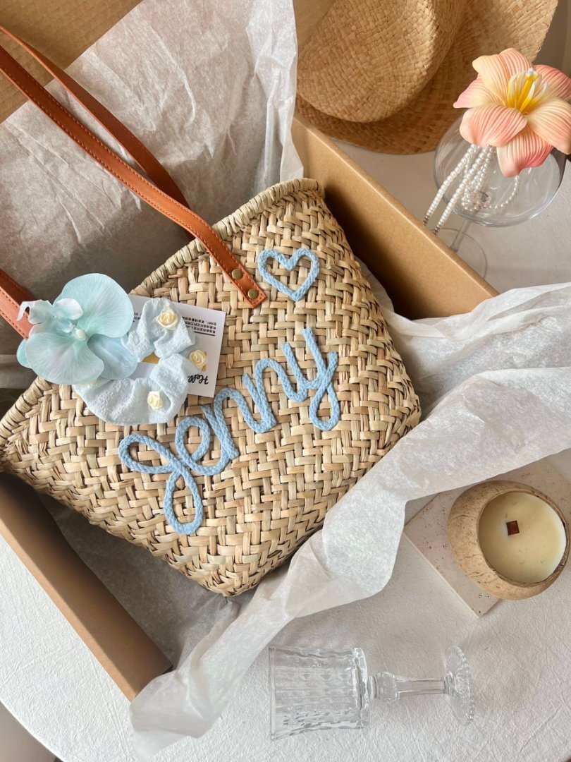 𝐊𝐫.𝐈𝐀𝐌 x 𝐓𝐡𝐚𝐢𝐥𝐚𝐧𝐝 𝐇𝐚𝐧𝐝𝐦𝐚𝐝𝐞 復古風繡字草編織單肩袋 (小號)