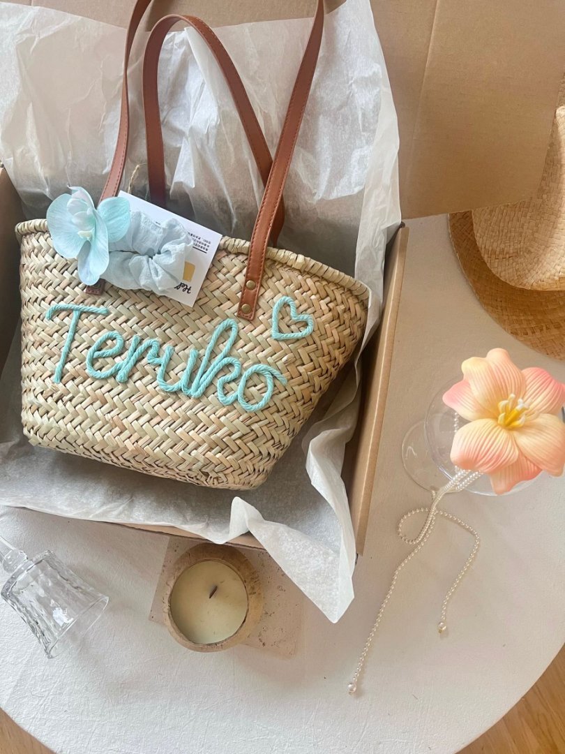 𝐊𝐫.𝐈𝐀𝐌 x 𝐓𝐡𝐚𝐢𝐥𝐚𝐧𝐝 𝐇𝐚𝐧𝐝𝐦𝐚𝐝𝐞 復古風繡字草編織單肩袋 (小號)