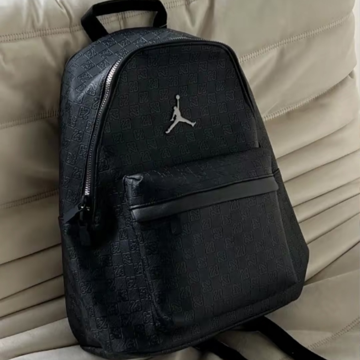 JORDAN BRAND JAM MONOGRAM BACKPACK 黑色 黑銀 滿版 後背包 HV1621-045