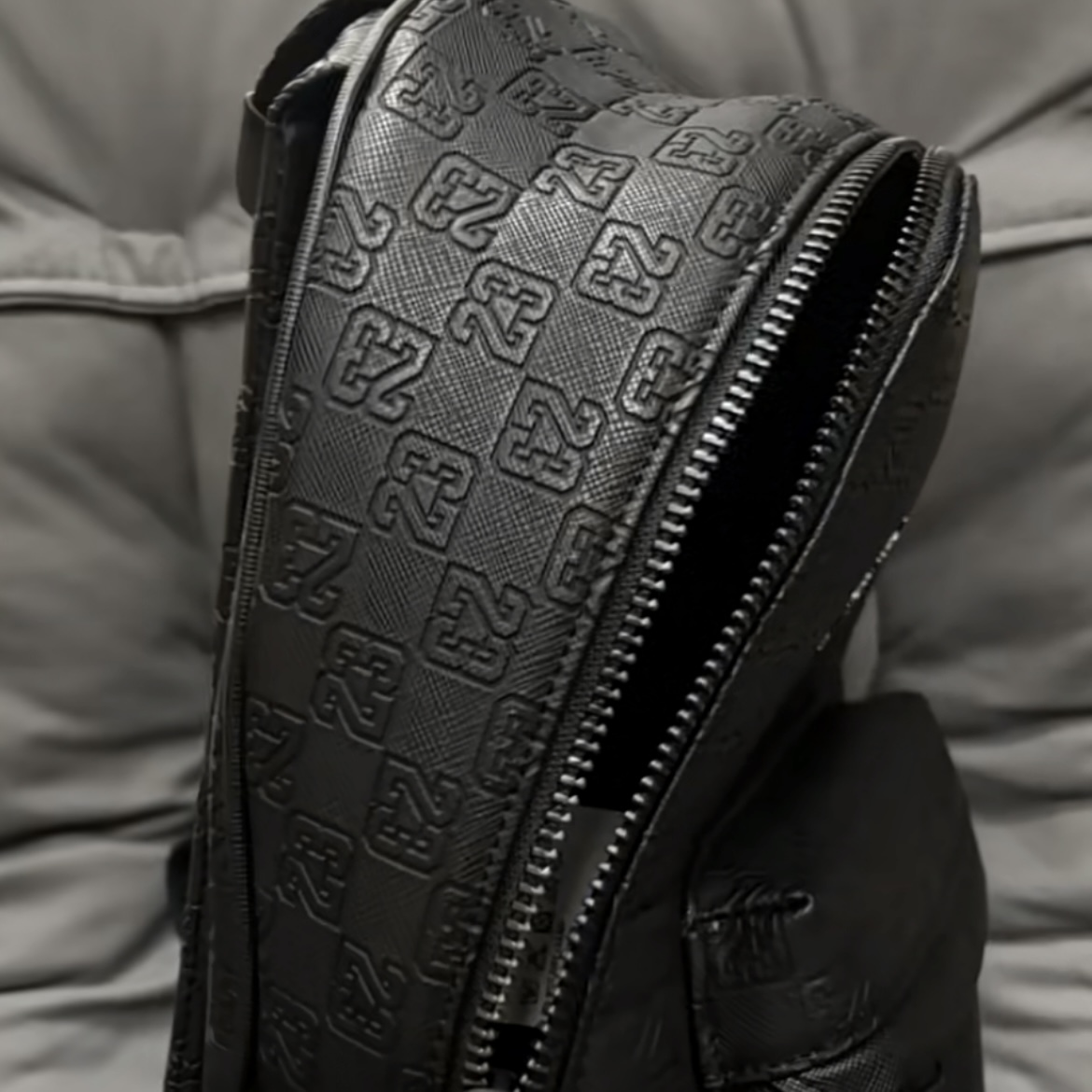 JORDAN BRAND JAM MONOGRAM BACKPACK 黑色 黑銀 滿版 後背包 HV1621-045