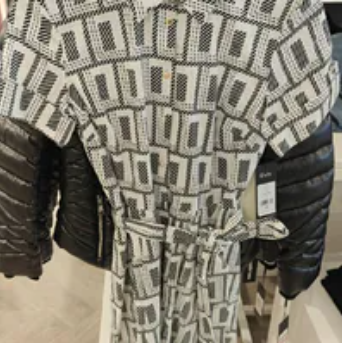 [S] KARL LAGERFELD SOFT WHITE/BK COMBO ALLOVER LOGO BUTTON LONG DRESS, L5BB6973-5WB (SKL1336)