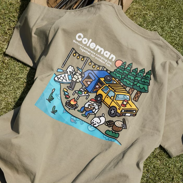 Coleman × matsui × FREAK'S STORE 聯名 matsui hug 露營 湖邊營地 狗狗玩水 印花 圓領 短袖上衣 短T 短Tee