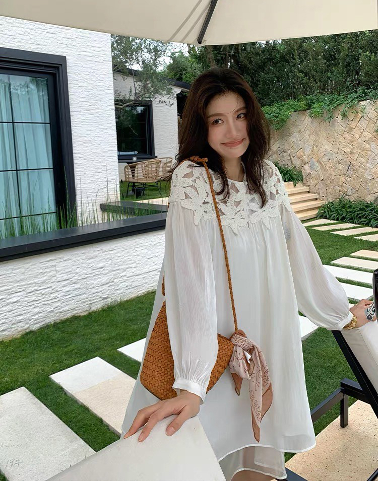 雲朵白花朵蕾絲拼接感圓領短洋裝S-L (Elegant & Love)