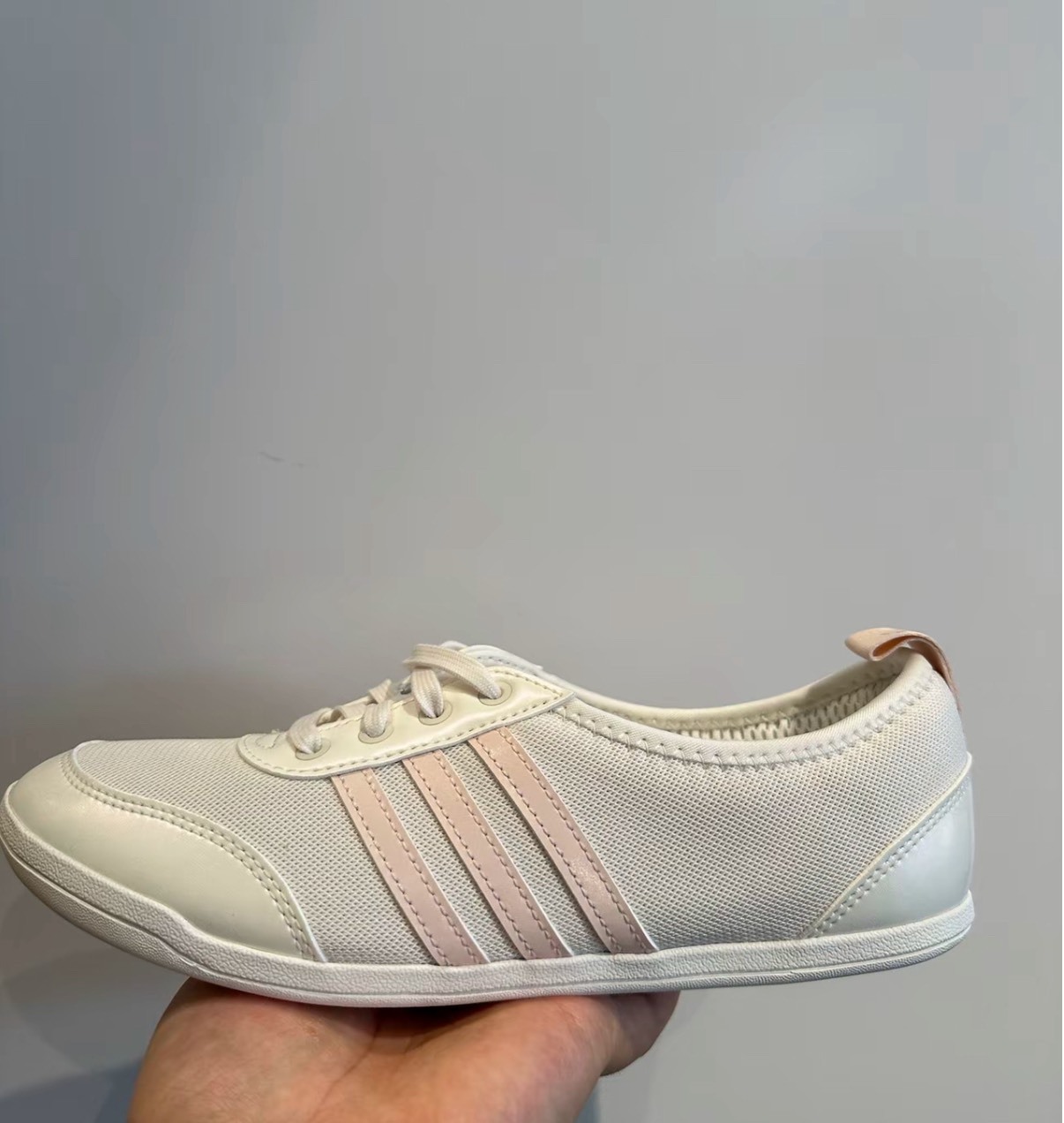 adidas Diona Ballet 米粉色芭蕾風休閒鞋 女款 懶人鞋 軟底鞋 小白鞋 百搭低跟鞋 防滑耐磨 通勤鞋 氣質穿搭 甜美風