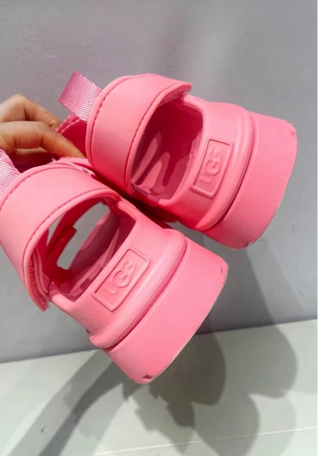 UGG GoldenGlow 枚紅色 一字帶厚底涼鞋 男女同款 情侶涼鞋 懶人拖鞋 百搭時尚 增高鞋 小眾設計 防滑舒適 夏日穿搭必備