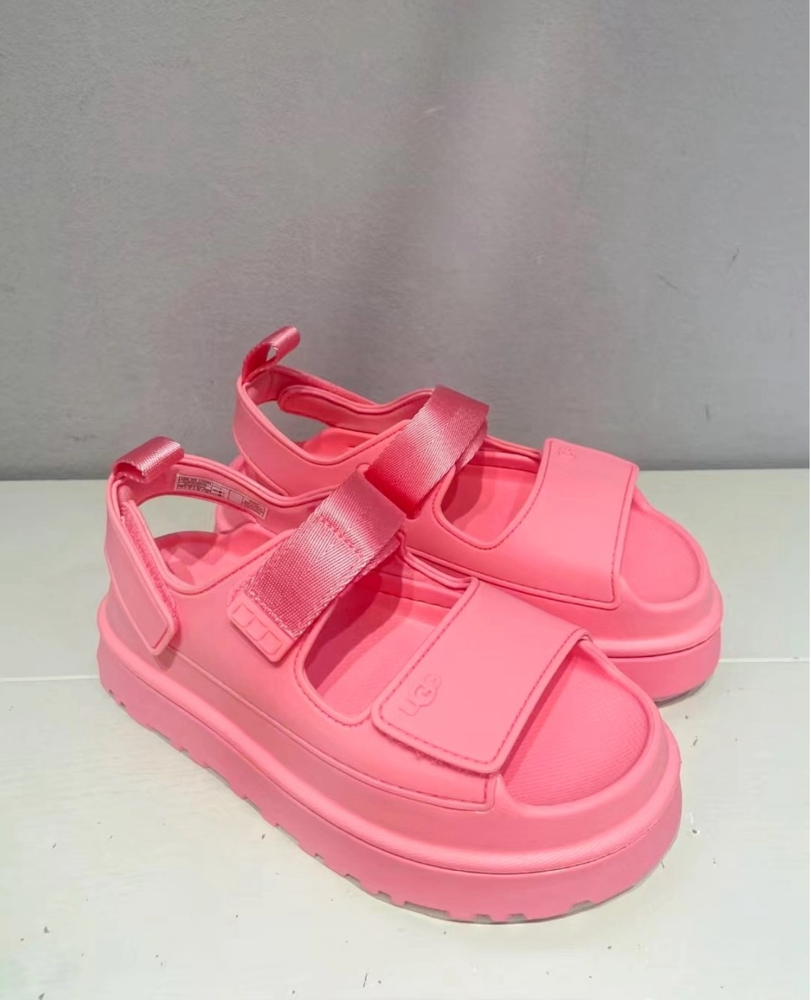 UGG GoldenGlow 枚紅色 一字帶厚底涼鞋 男女同款 情侶涼鞋 懶人拖鞋 百搭時尚 增高鞋 小眾設計 防滑舒適 夏日穿搭必備