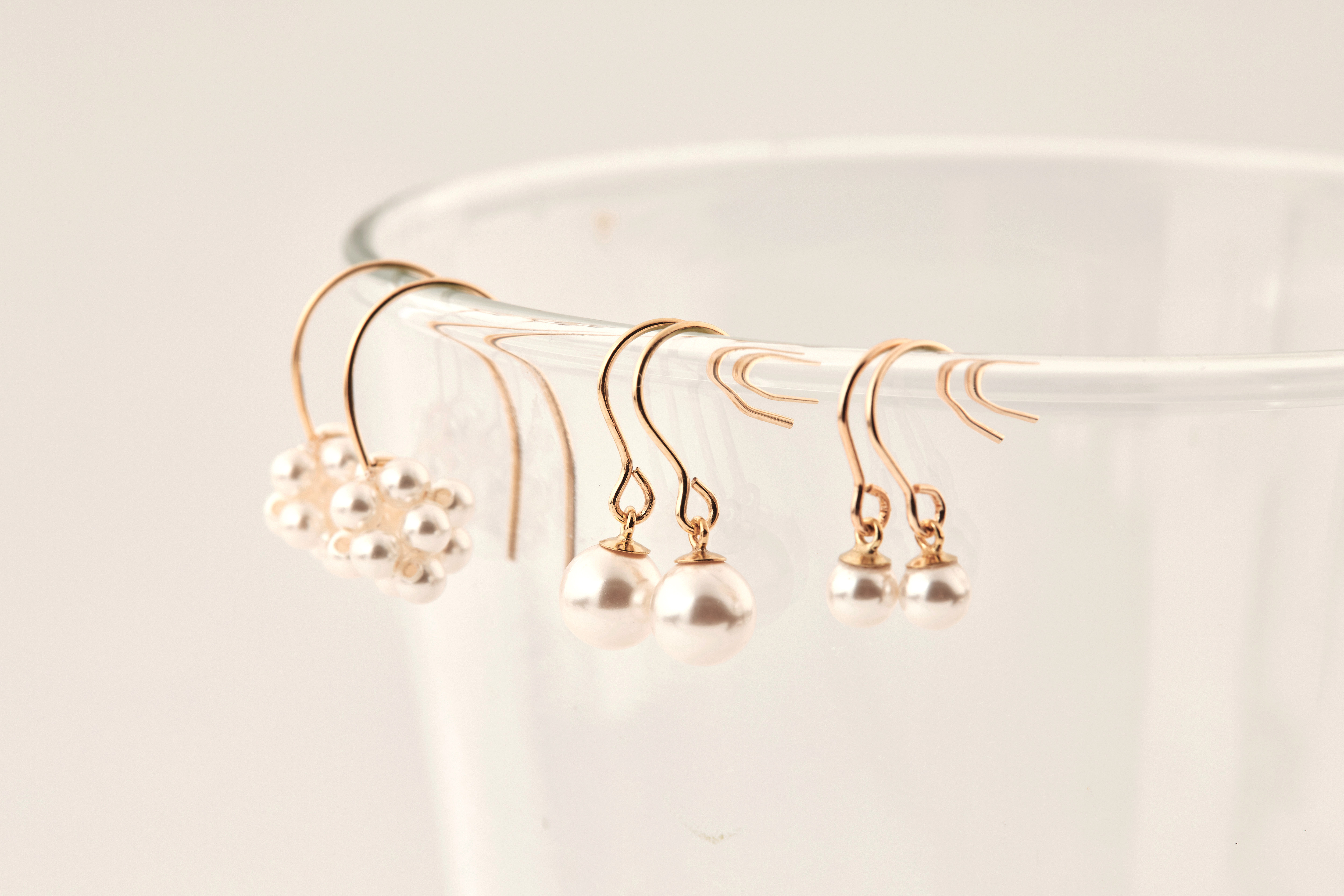 耳環懸掛展示，與其他耳飾一同拍攝，展現整體搭配感