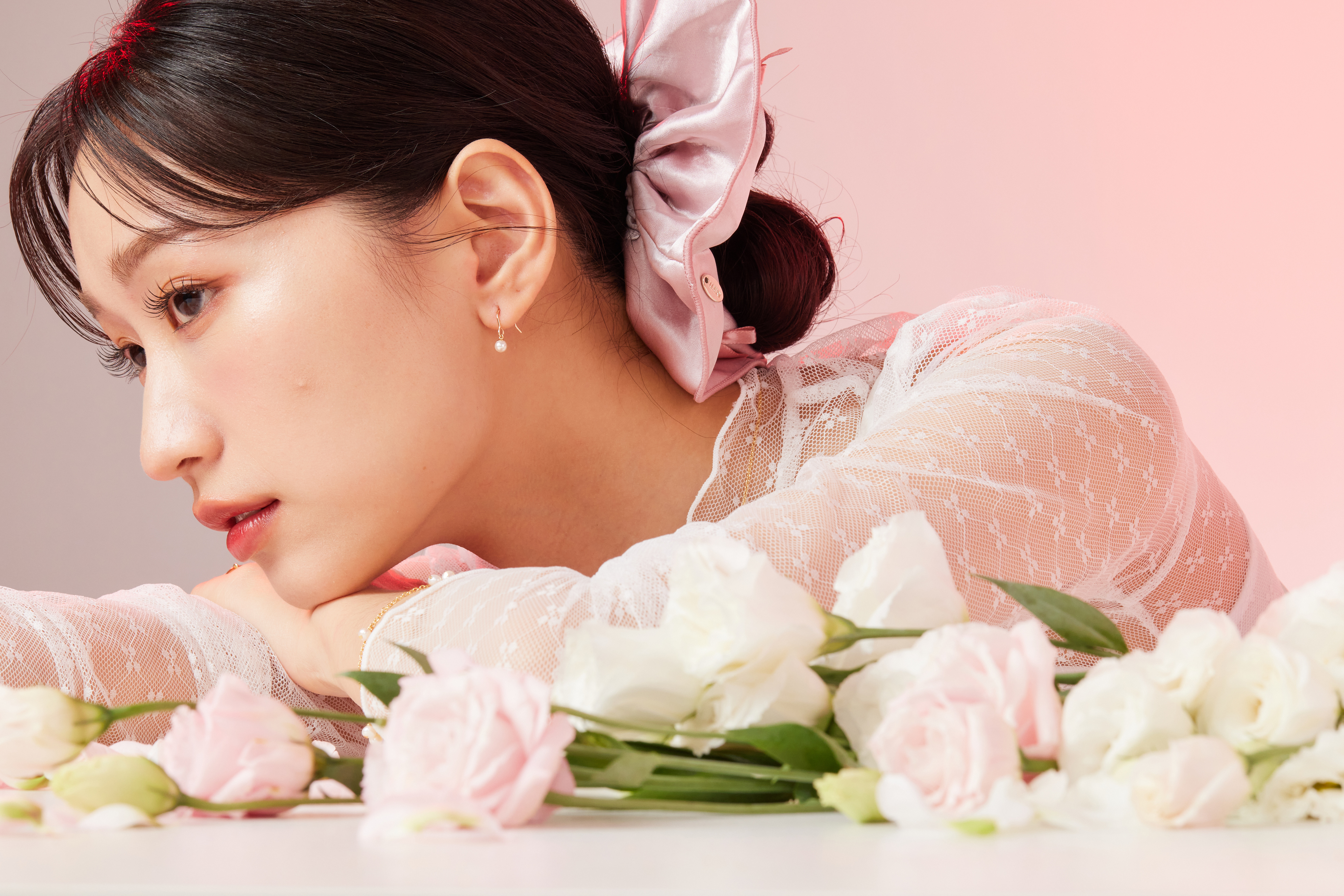 模特側臉視角照，珍珠與膚色相襯更顯溫柔氣質