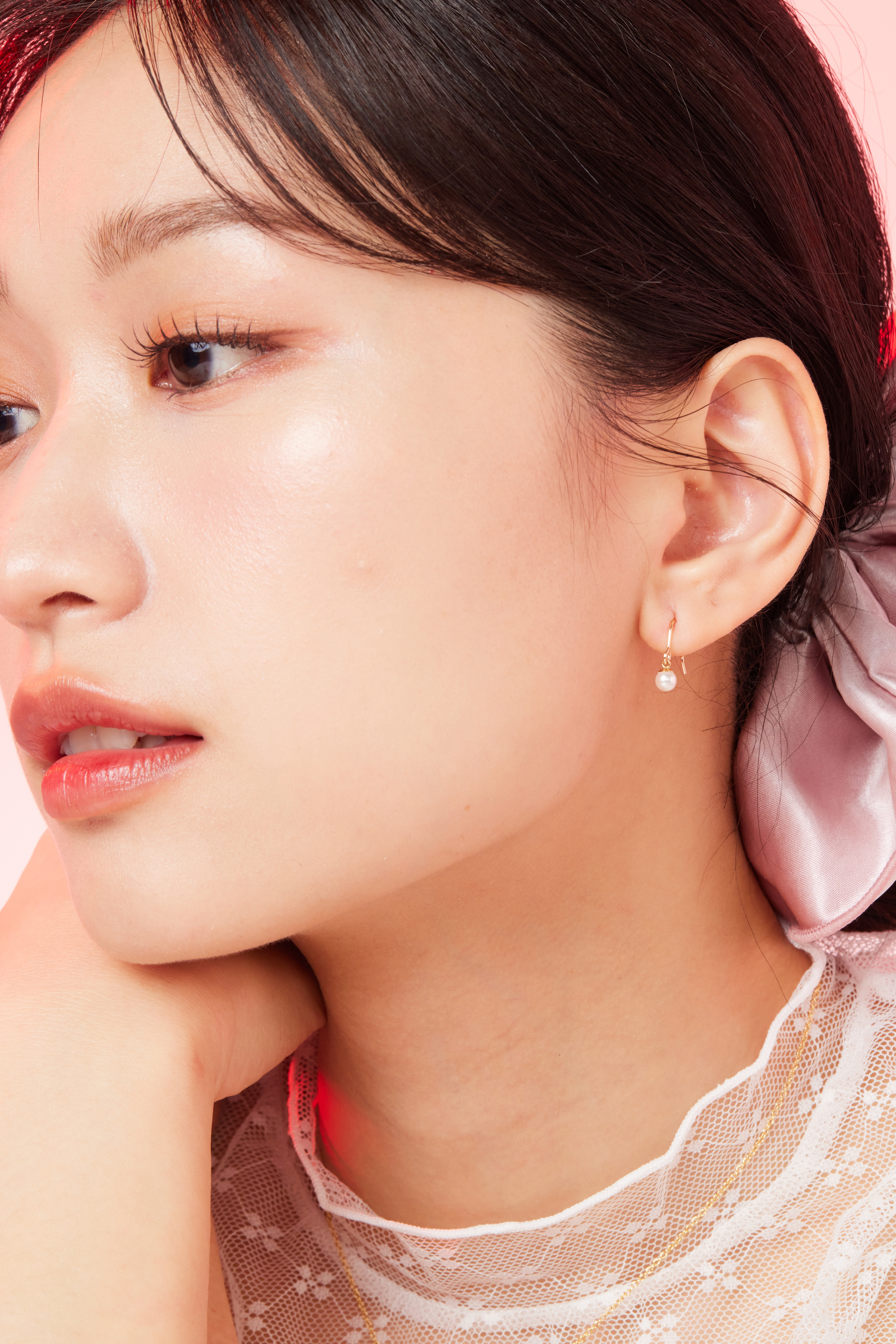 模特近拍穿搭照，耳環融入整體造型呈現簡約氣質