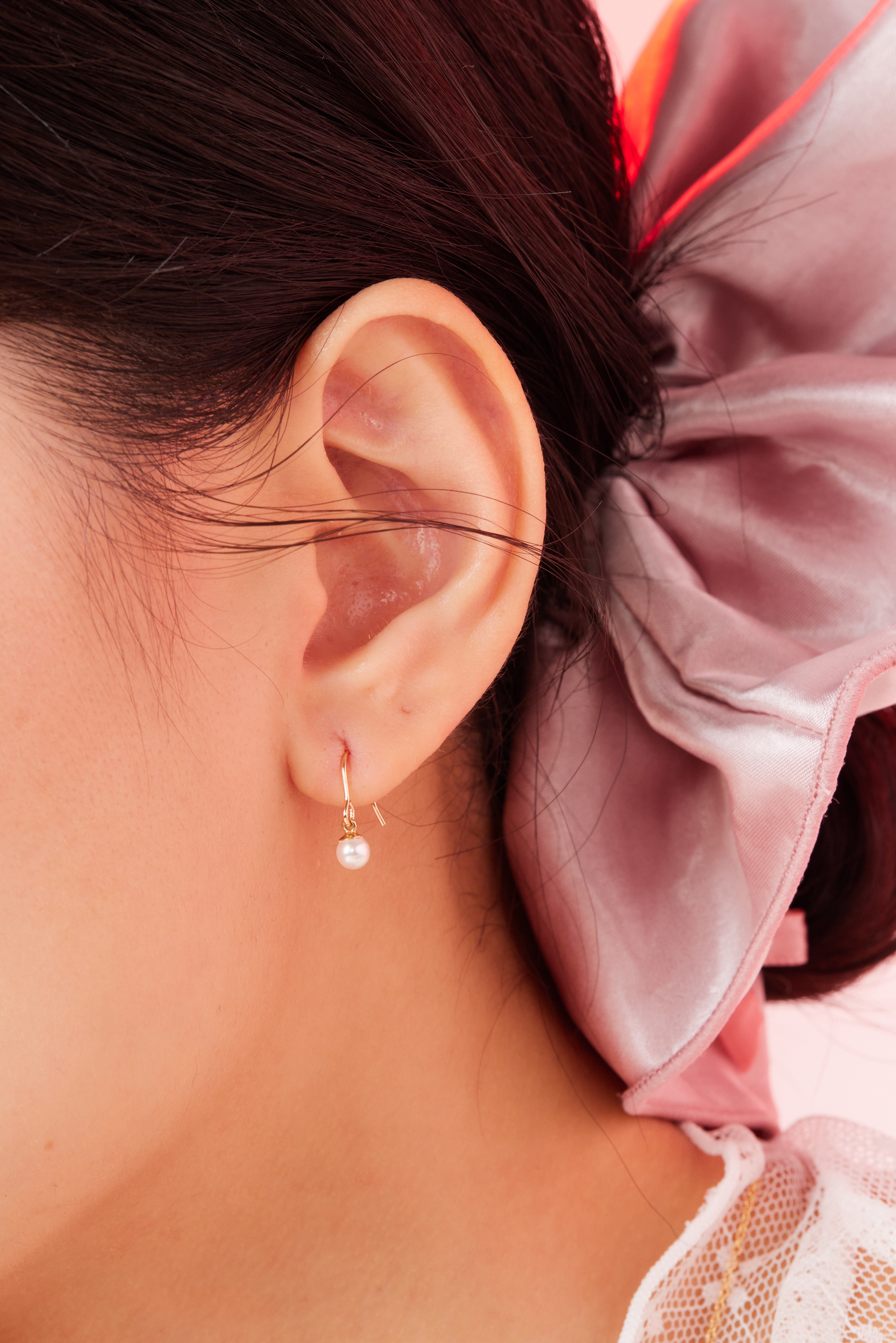 模特配戴小尺寸款近拍，展現日常佩戴的自然感