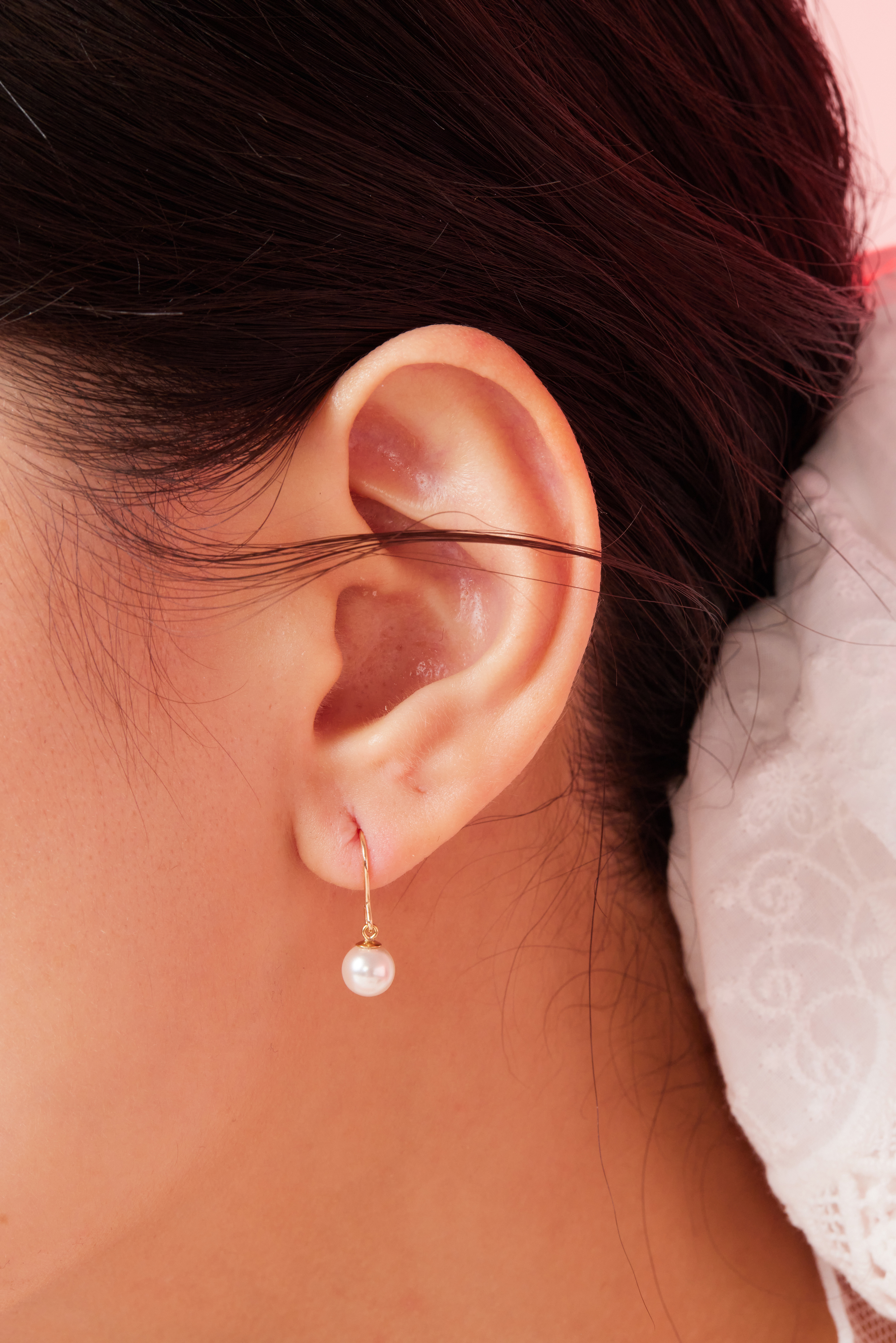 模特配戴大尺寸珍珠耳環特寫，突顯珍珠光澤與輪廓立體感