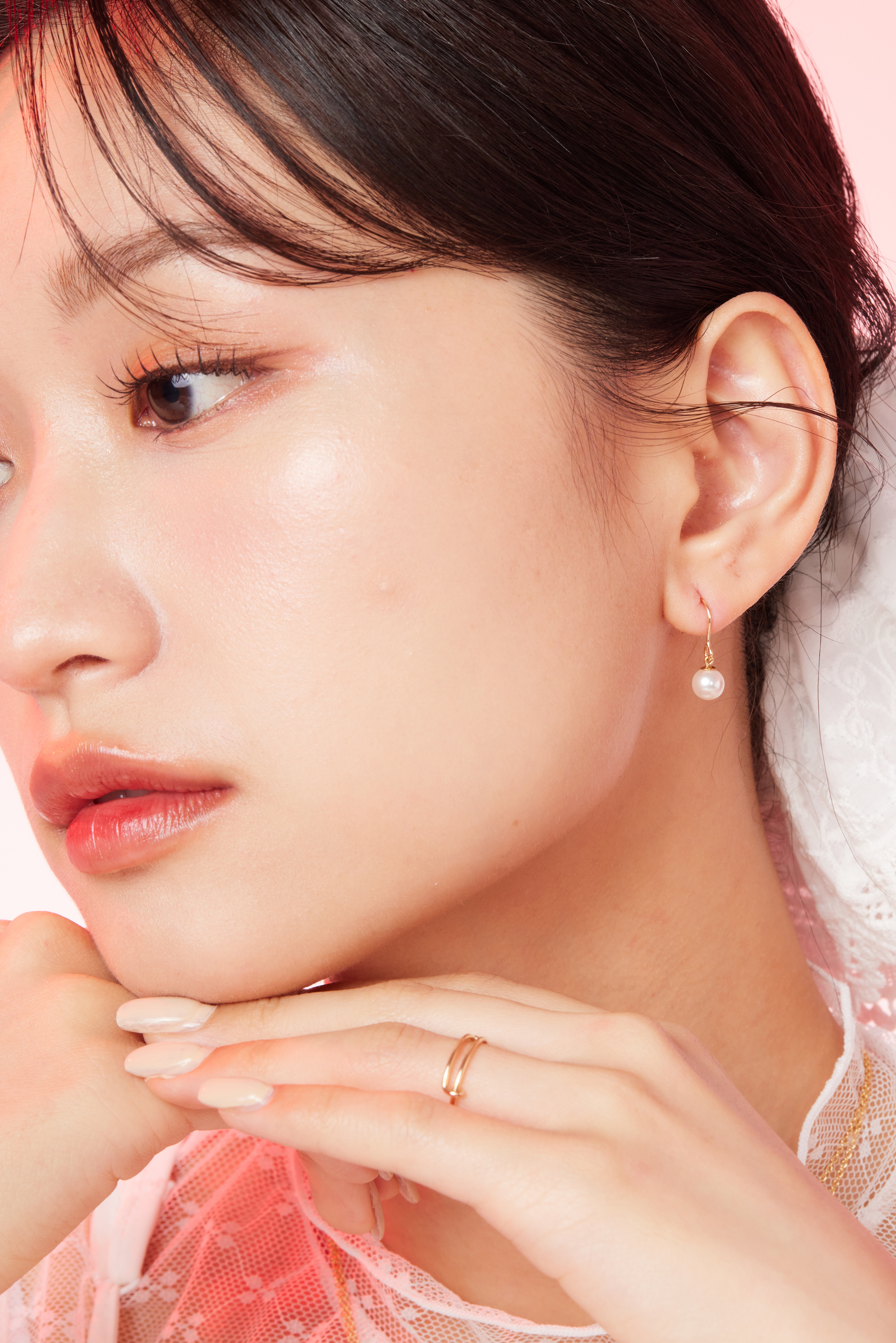 模特髮際邊緣耳環穿戴照，呈現佩戴比例與細節