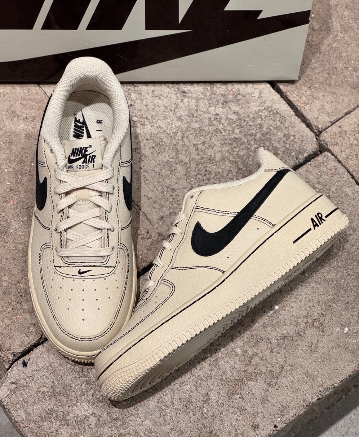 Nike Air Force 1 LV8 兒童款 卡其色板鞋 男女同款 小童休閒鞋 百搭耐磨防滑 真皮低幫鞋 穿搭神器 情侶童鞋 同款親子鞋