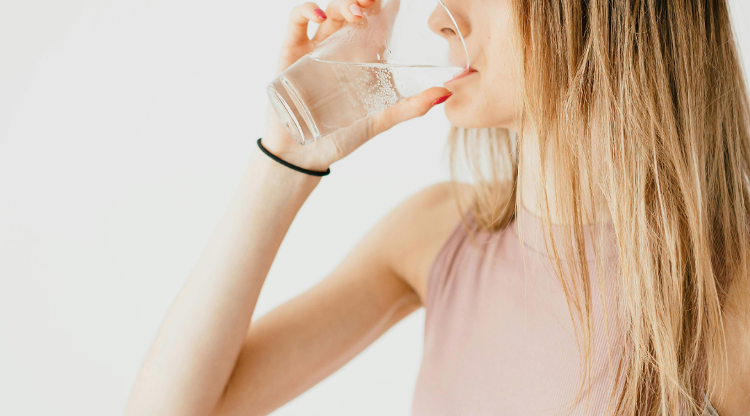 許多名人、皮膚科醫師和健康專家都強調 「多喝水對肌膚有幫助」，但喝水真的能讓皮膚從內而外散發水潤光澤嗎？如果是這樣，我們究竟需要喝多少水，才能真正改善肌膚狀況？