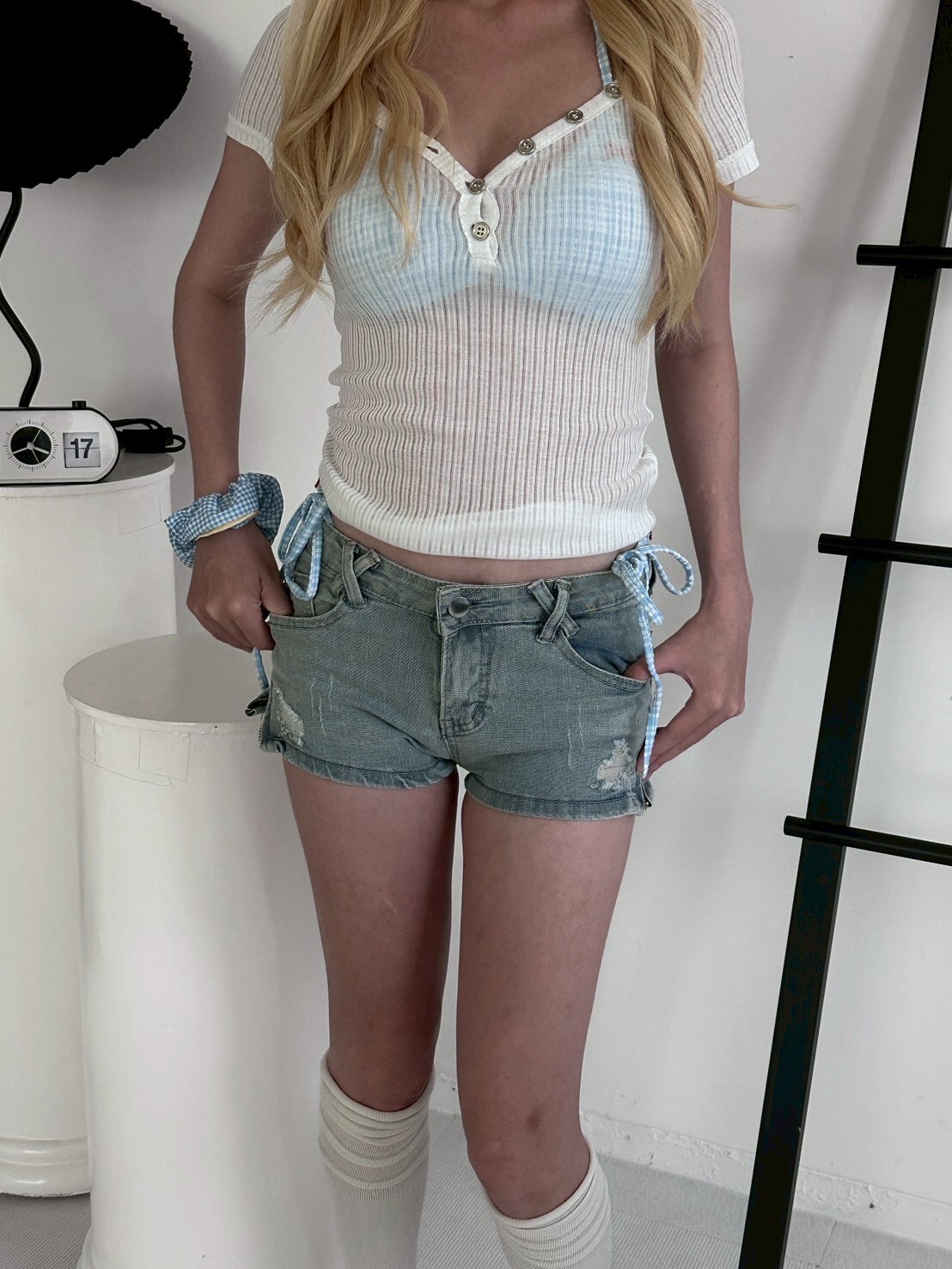 側邊開衩 淺藍色刷色牛仔短褲