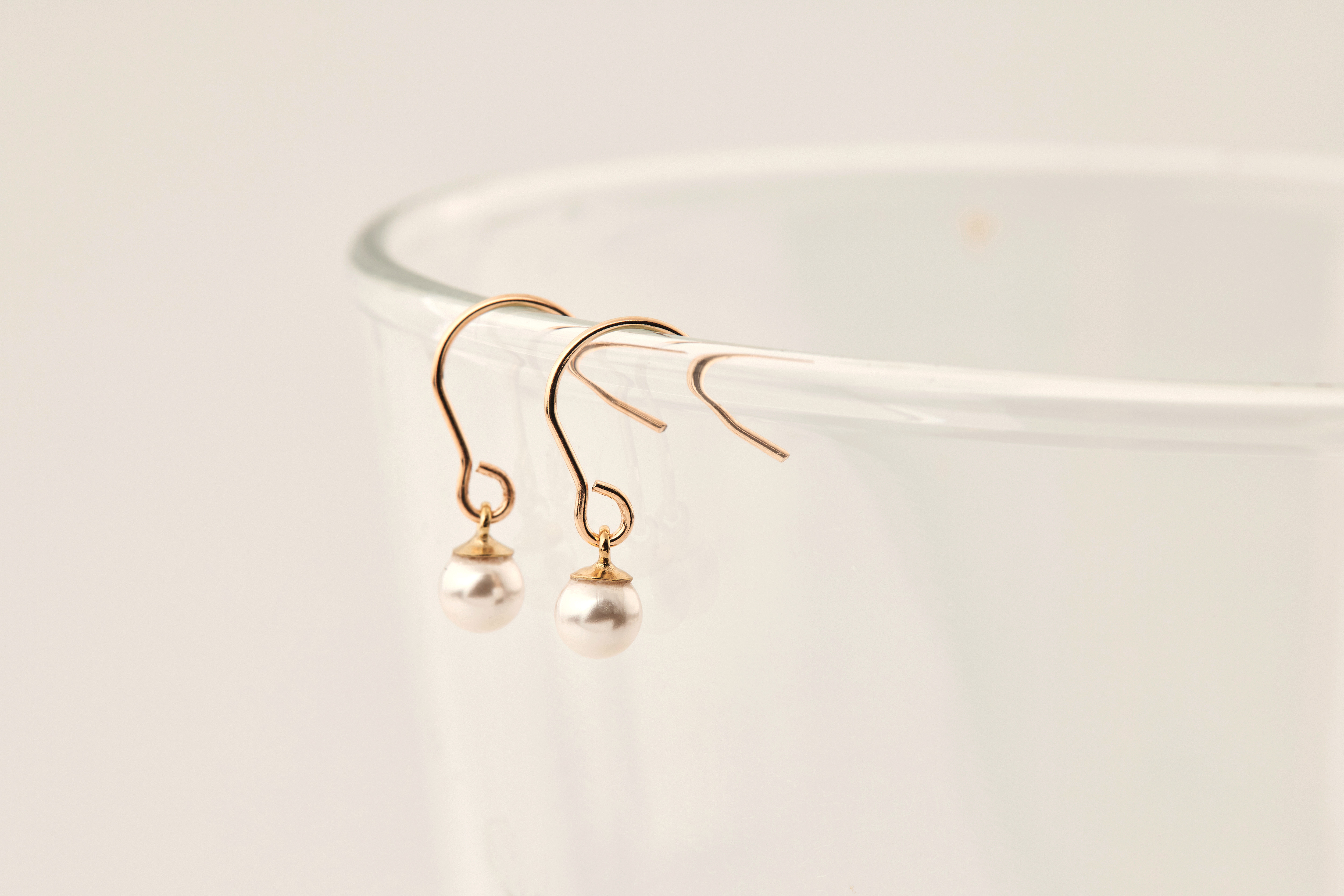 耳環掛於杯緣，營造優雅氛圍與高級感