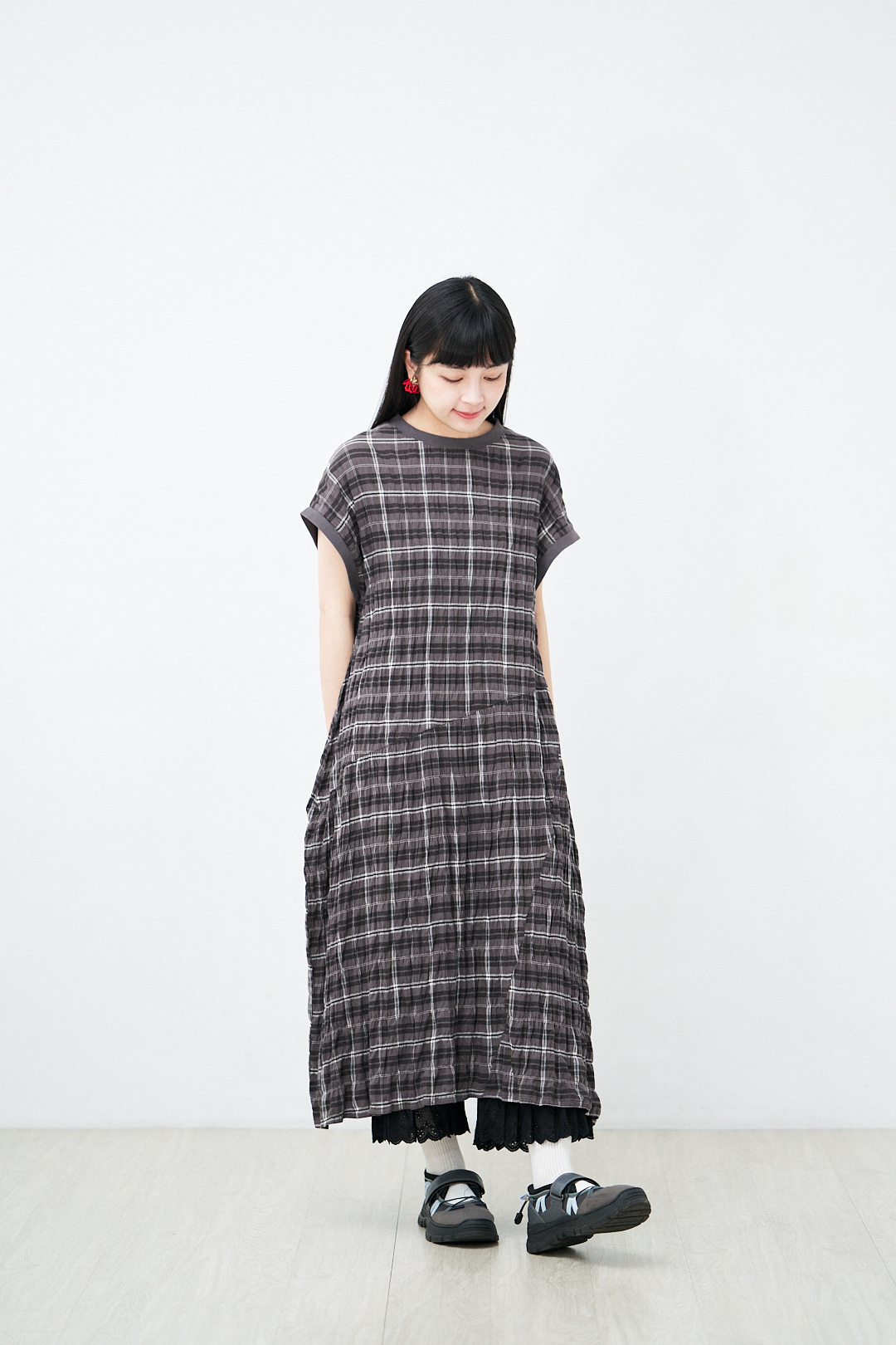 變奏調色盤！剪裁格線連衣裙(三色-木炭灰)