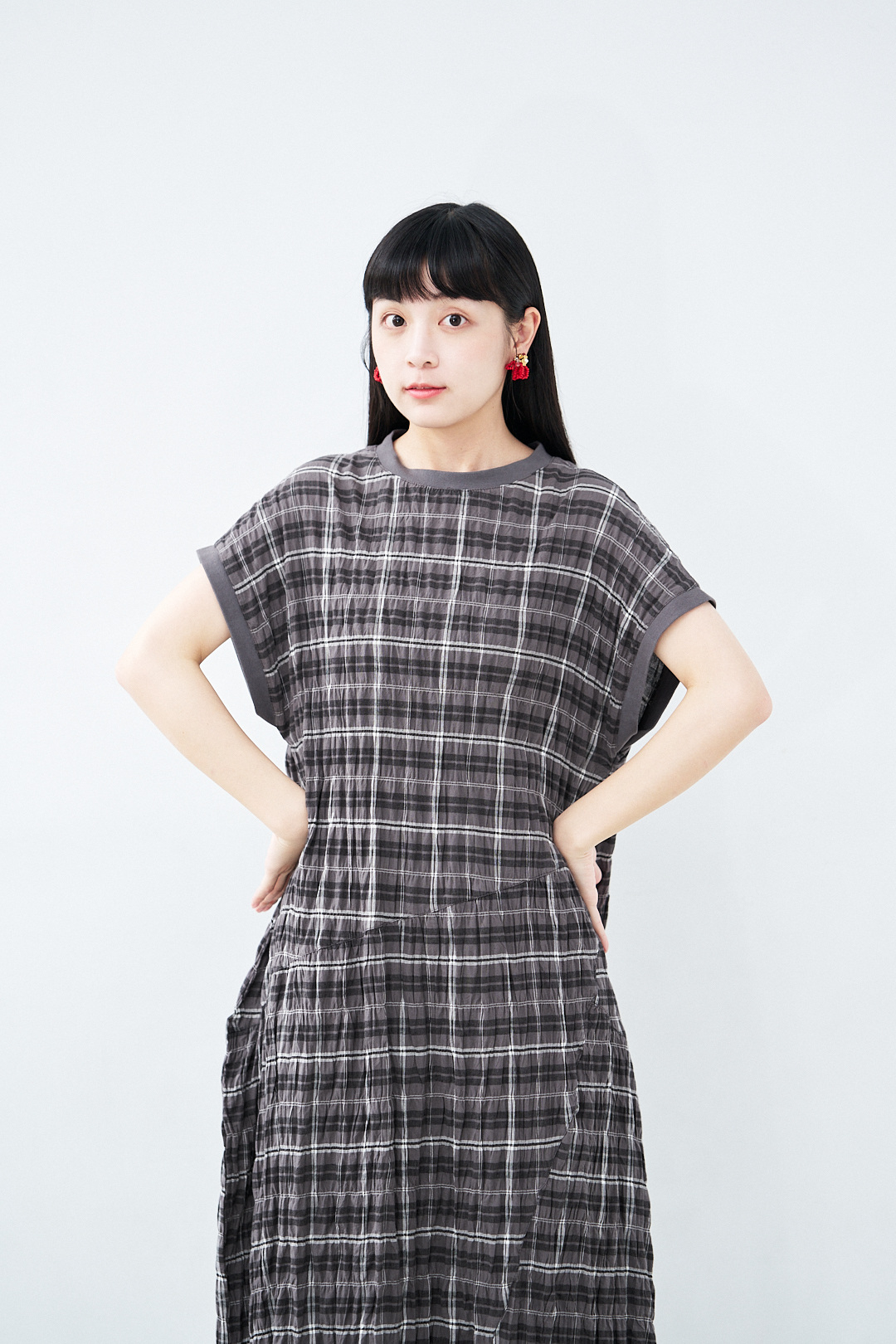 變奏調色盤！剪裁格線連衣裙(三色-木炭灰)