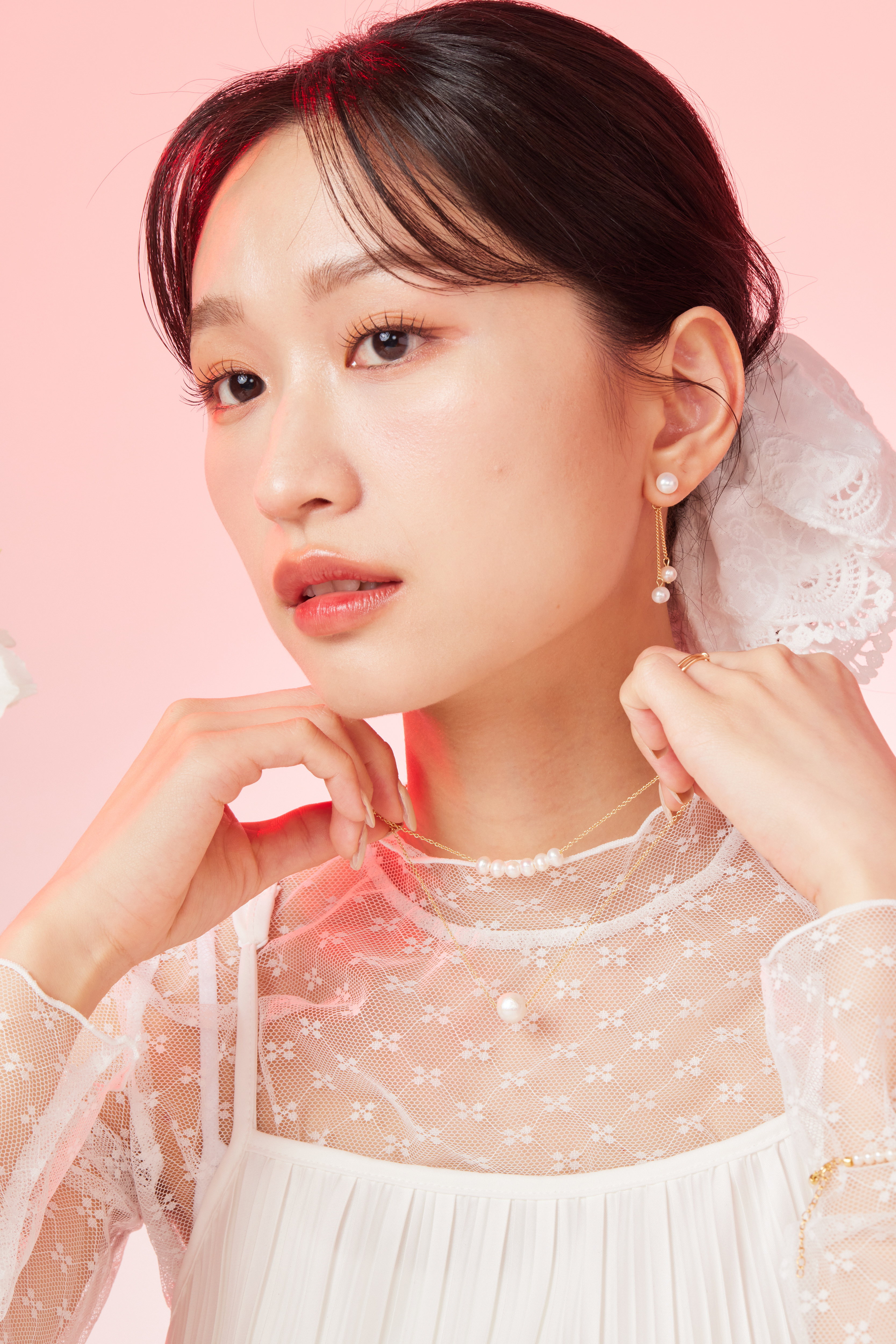 模特配戴完整垂墜式耳環，展現優雅輪廓