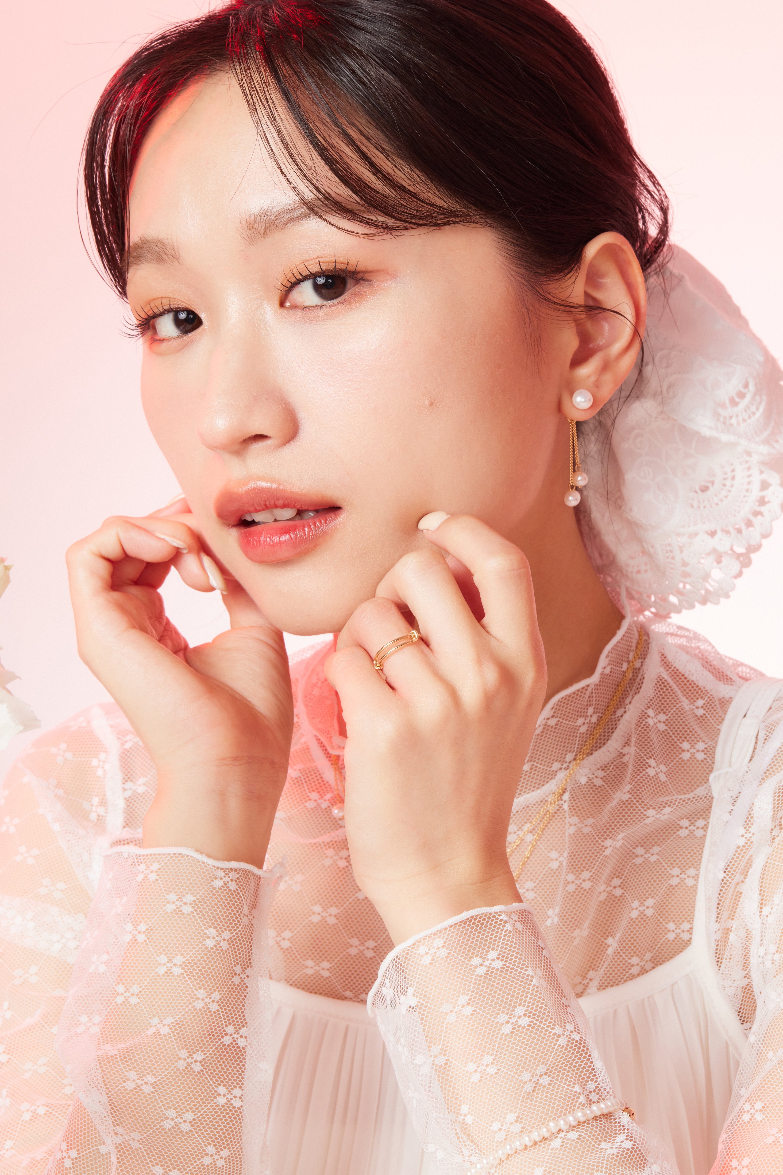 模特正側臉視角照，耳環自然垂墜修飾臉型