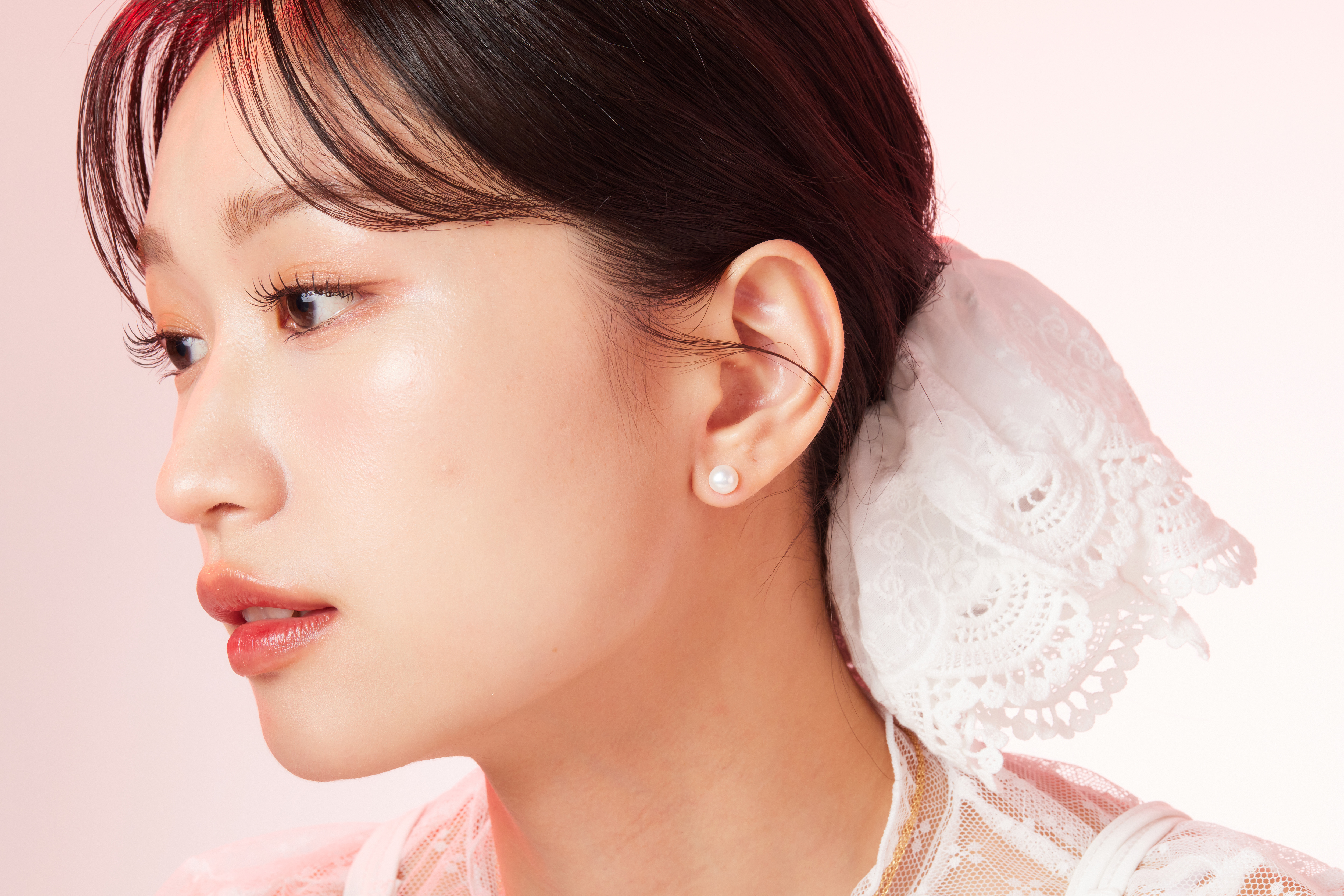 模特單戴珍珠耳釘近拍照，呈現簡約風格