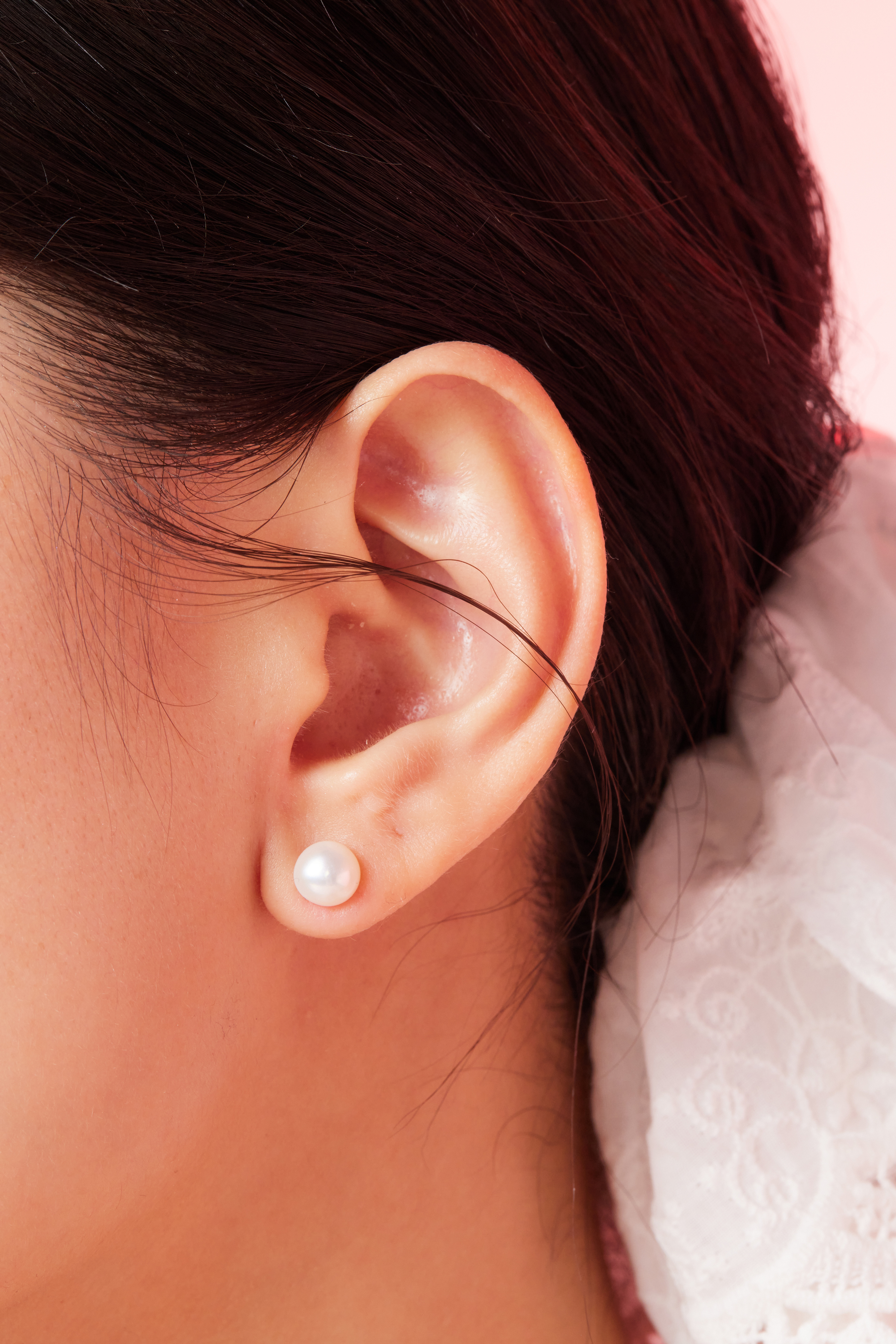 模特單戴珍珠耳釘近拍照，呈現簡約風格