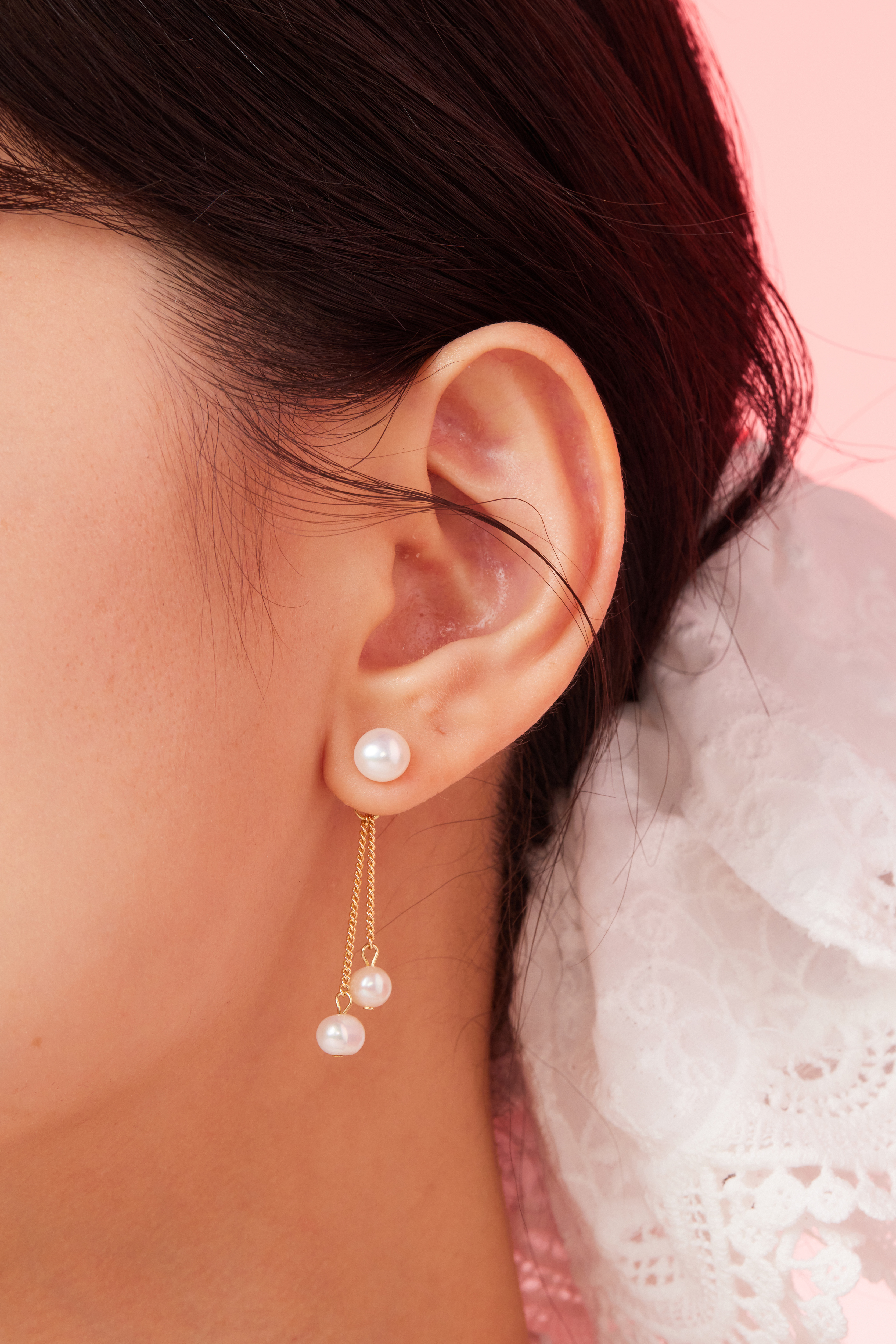模特配戴垂墜式耳環近拍照，突顯光澤與線條感