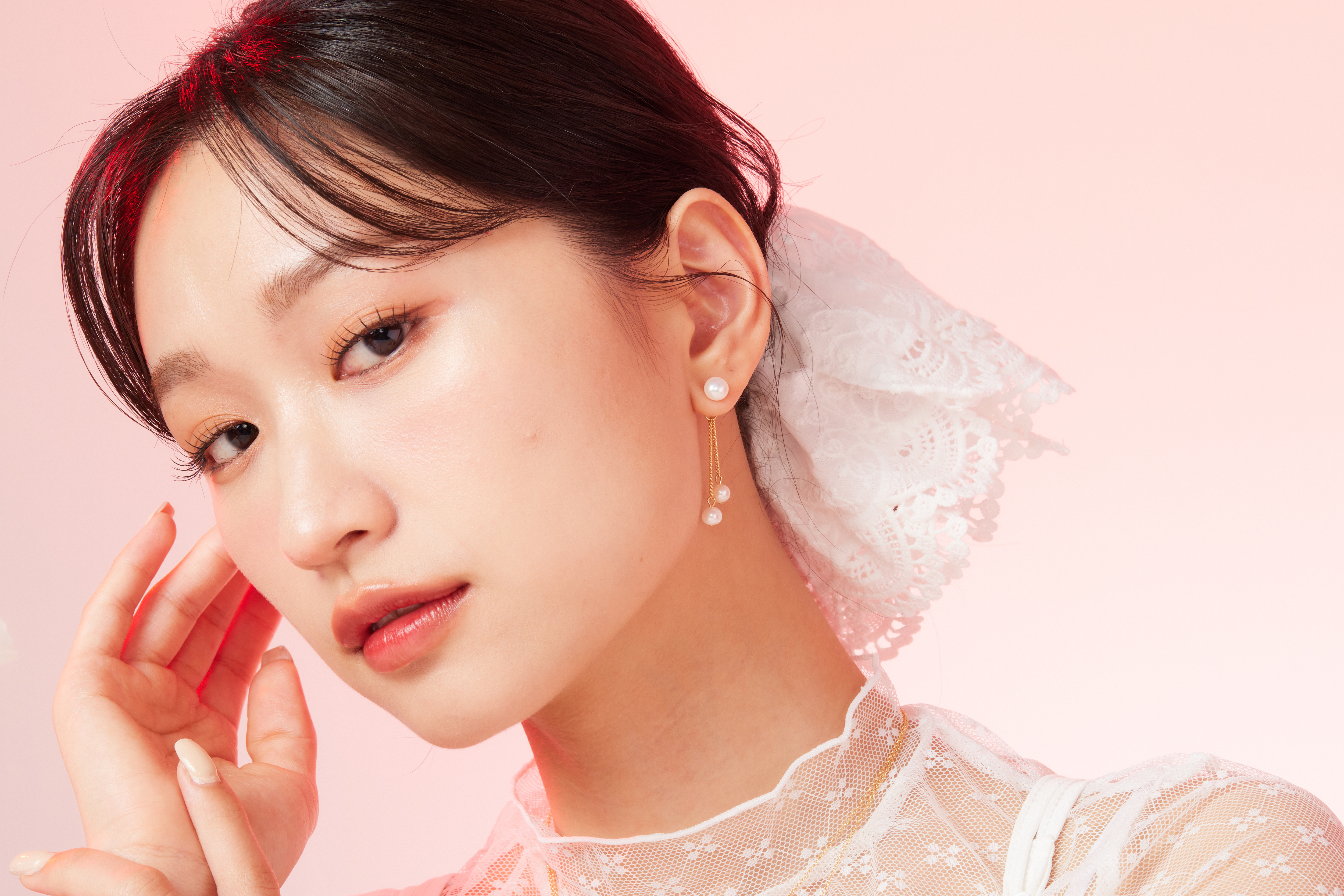 模特耳際角度照，呈現兩戴式耳環的細節轉換