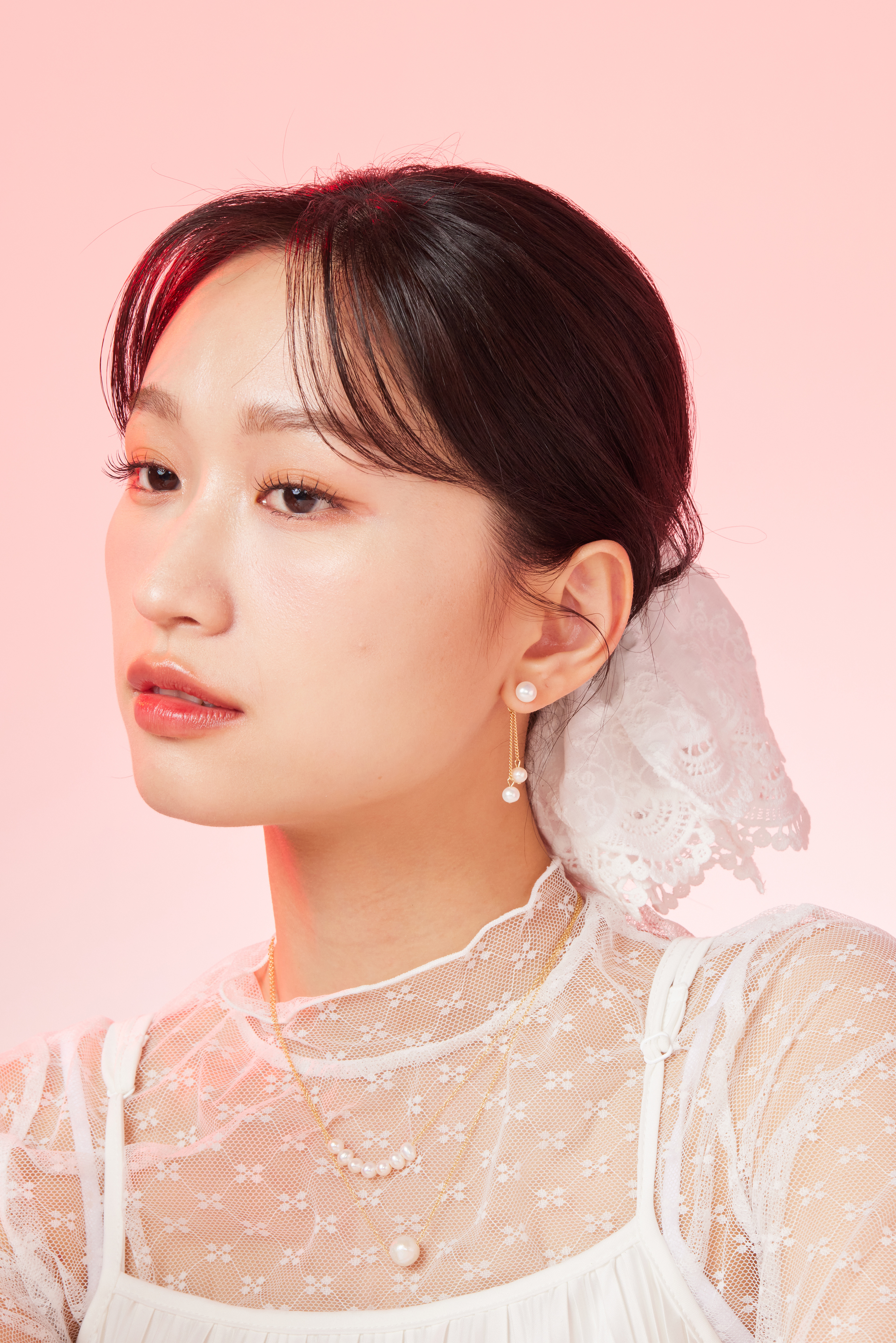 模特中景穿搭照，耳環成為造型焦點之一