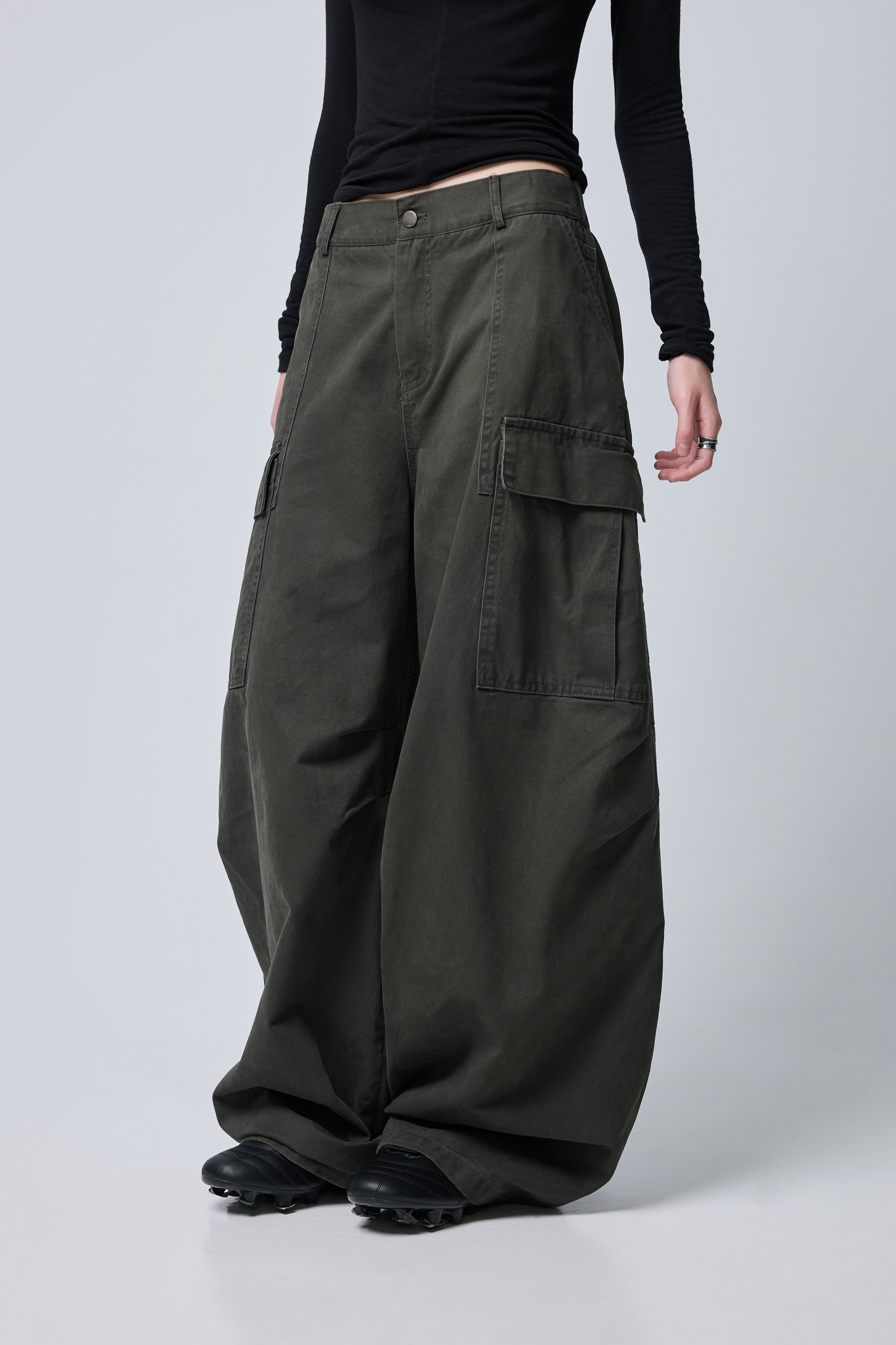 灰綠水洗寬版工裝褲