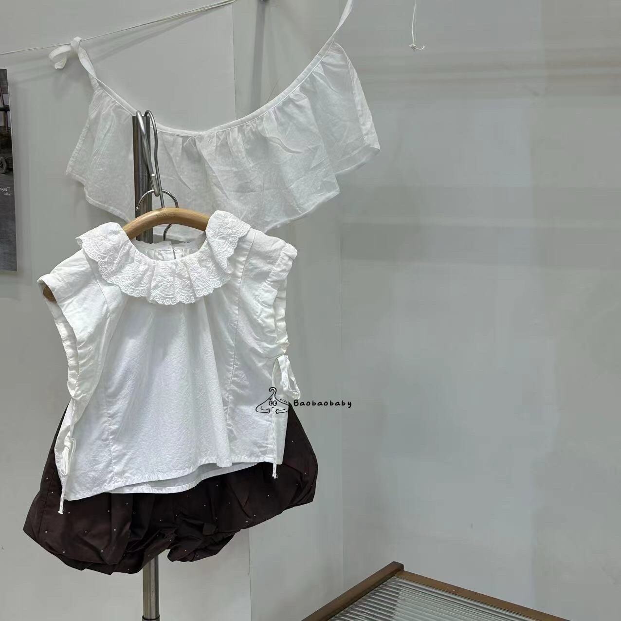 白色荷葉娃娃衫