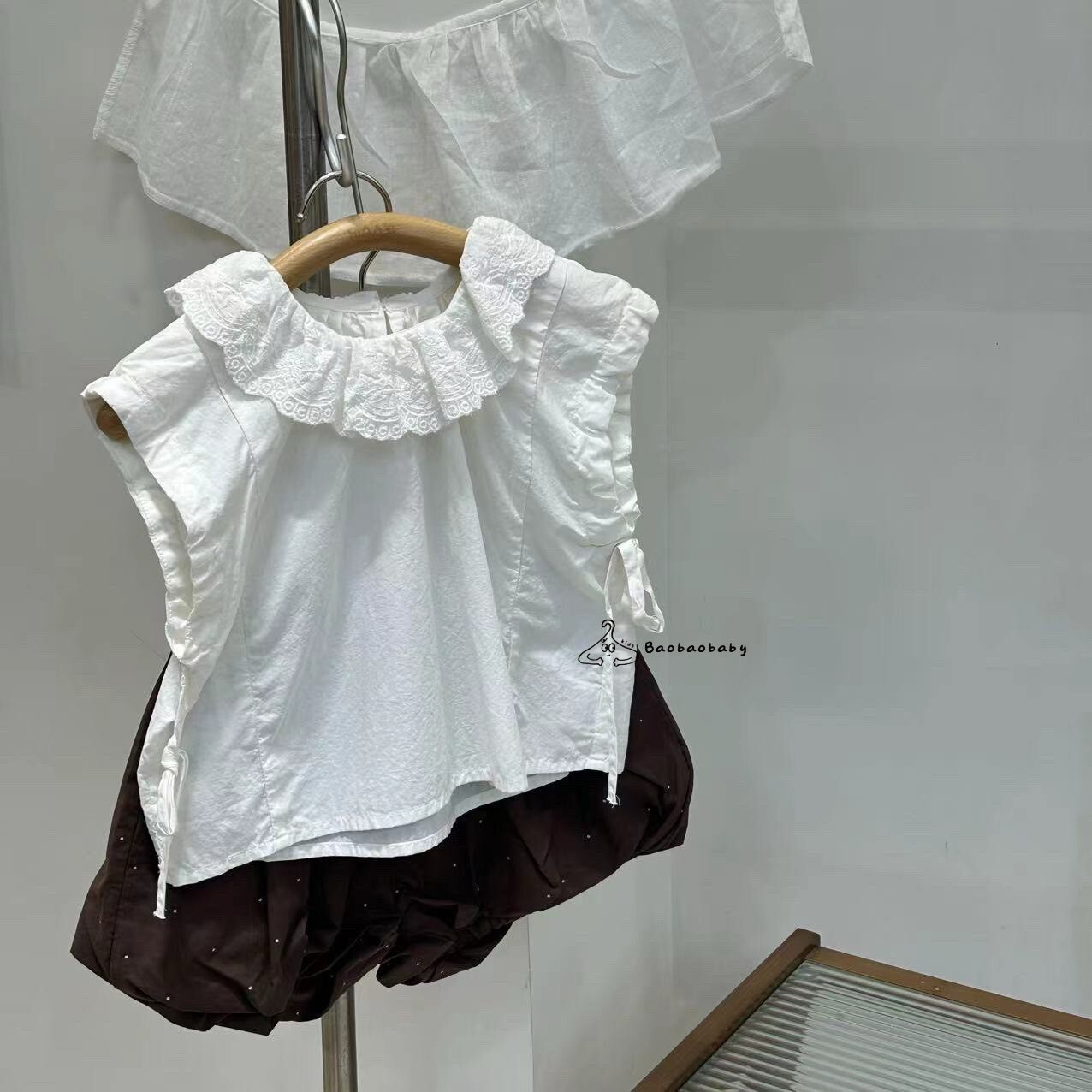 白色荷葉娃娃衫