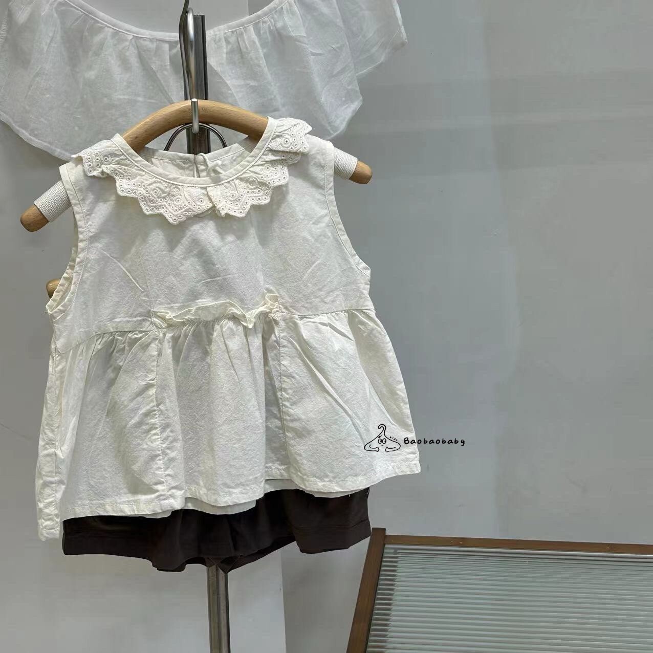 奶霜蕾絲領背心