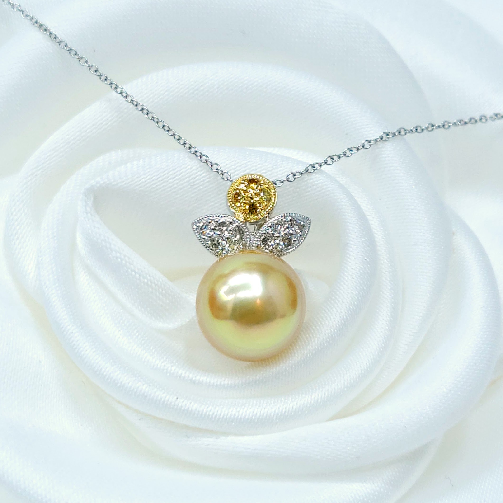 18K Gold 0.12ct Diamond and Pearl Pendant