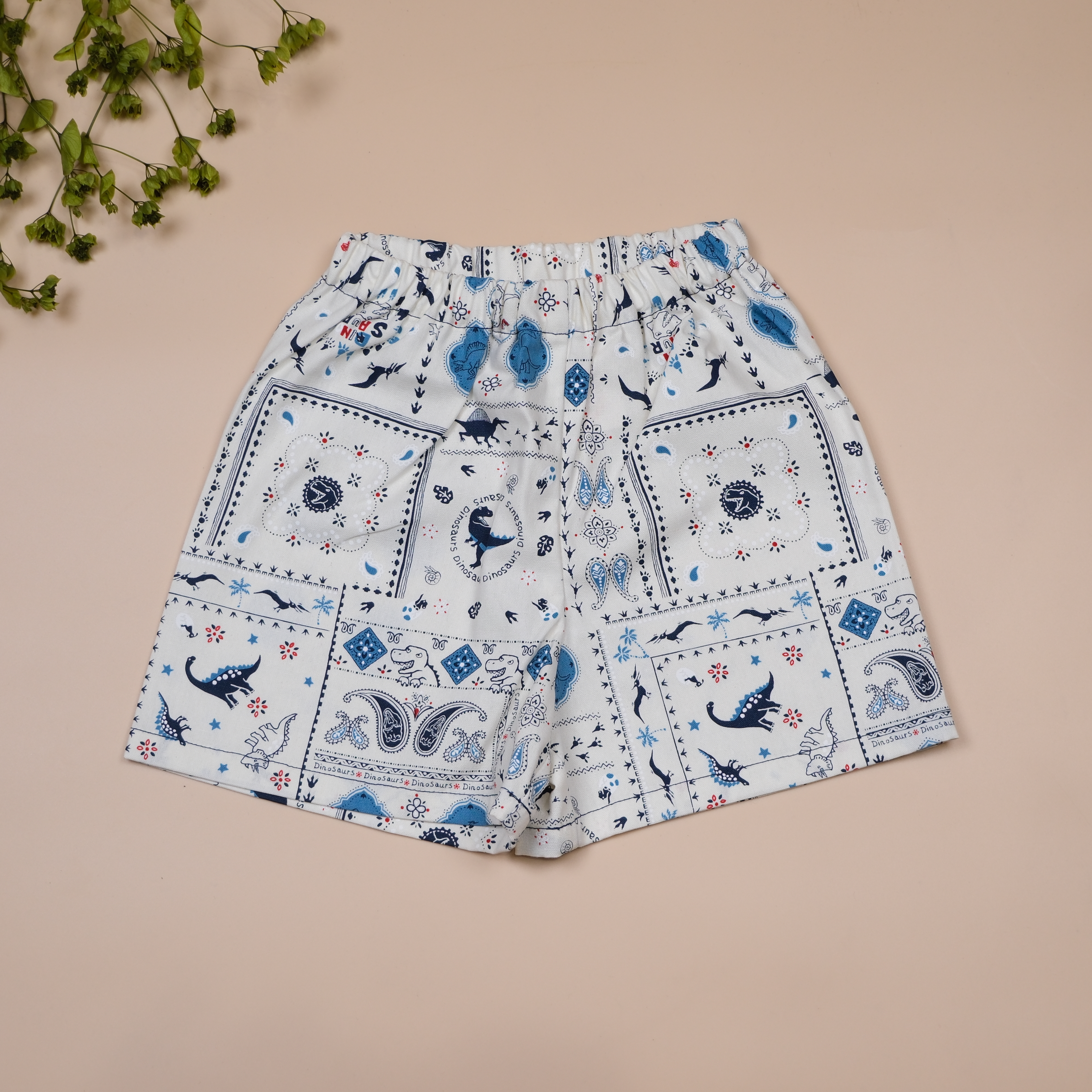 恐龍探險隊 ⋆ 白色 ⋆ 短褲