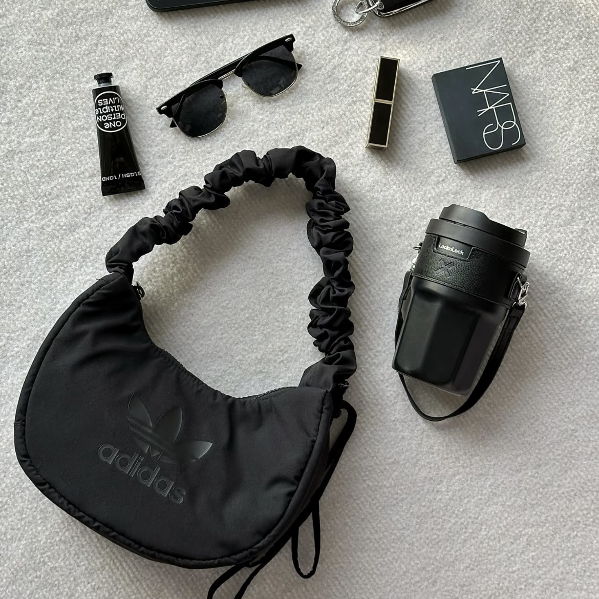 Adidas All Black 雲朵包