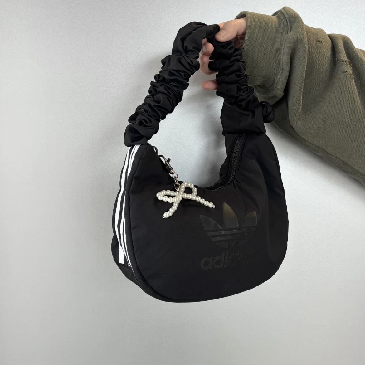 Adidas All Black 雲朵包