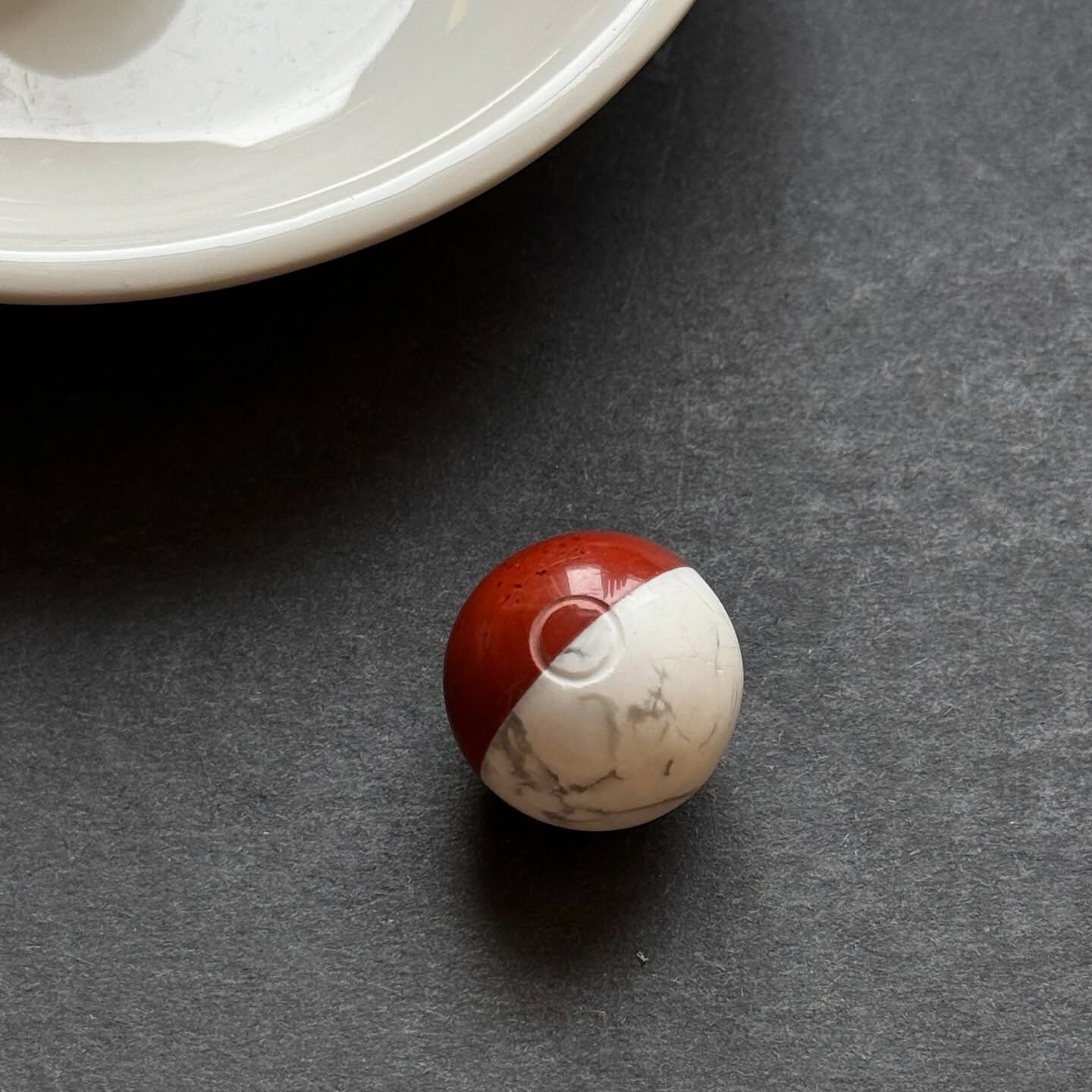 [原石] 白松石+紅碧玉 寶貝球