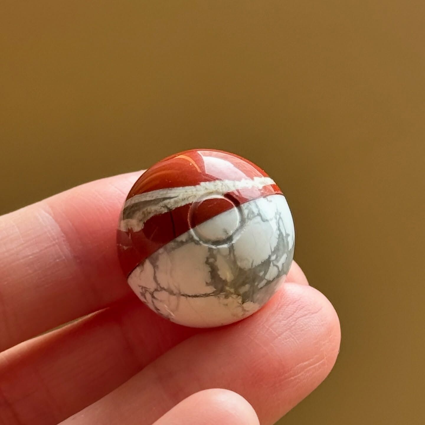 [原石] 白松石+紅碧玉 寶貝球