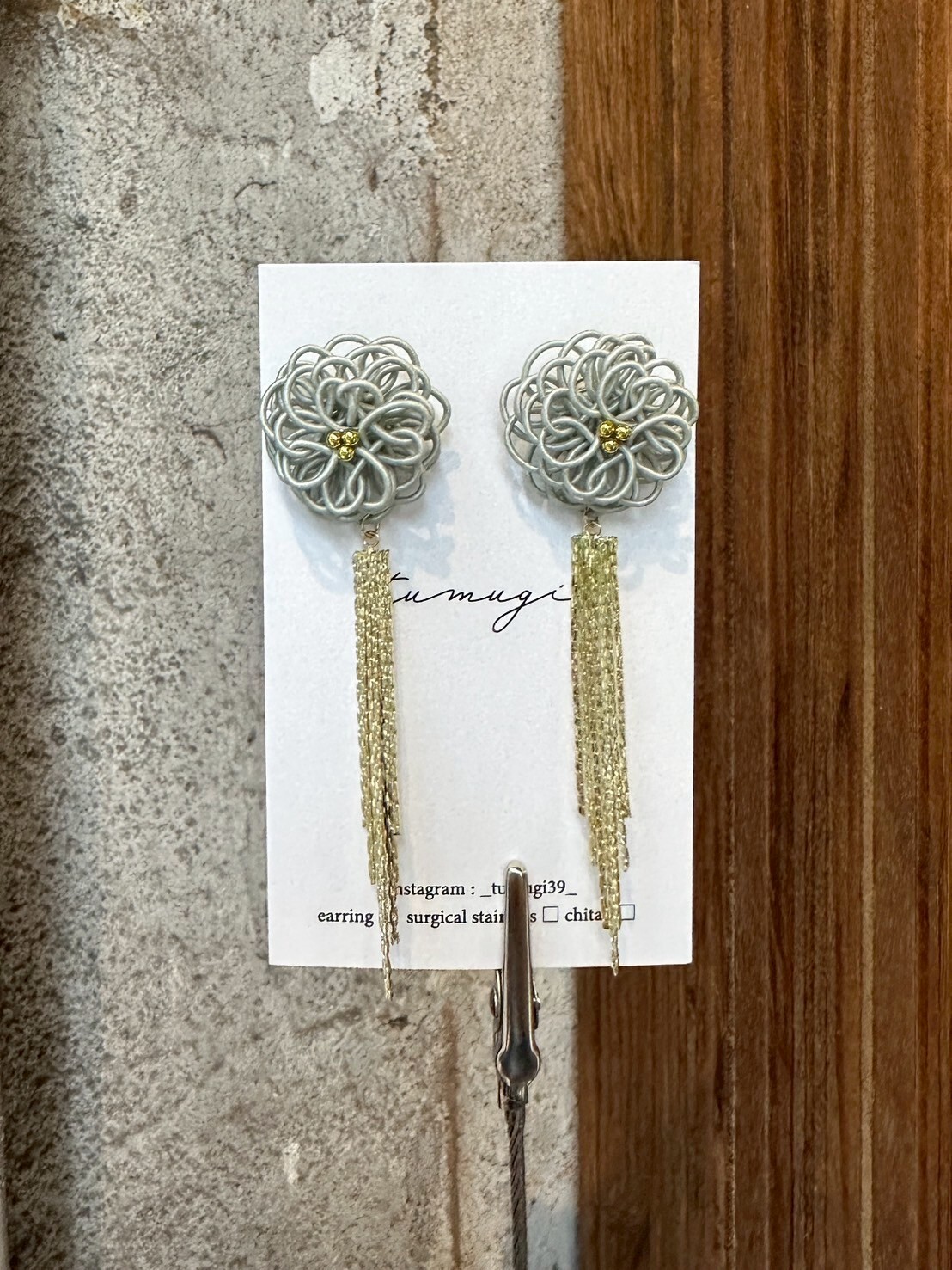 [TUMUGI] 水引絨花球流蘇耳環 | 薄墨色 | 耳夾 | NO.168