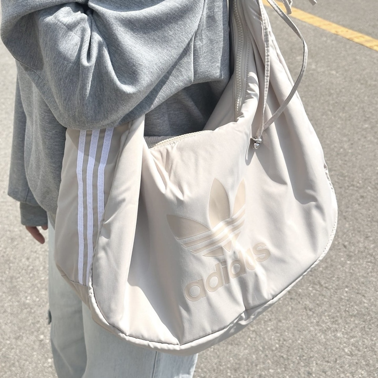 Adidas  皺摺奶油 雲朵包