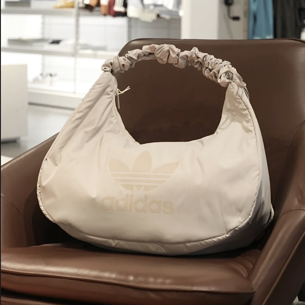 Adidas  皺摺奶油 雲朵包