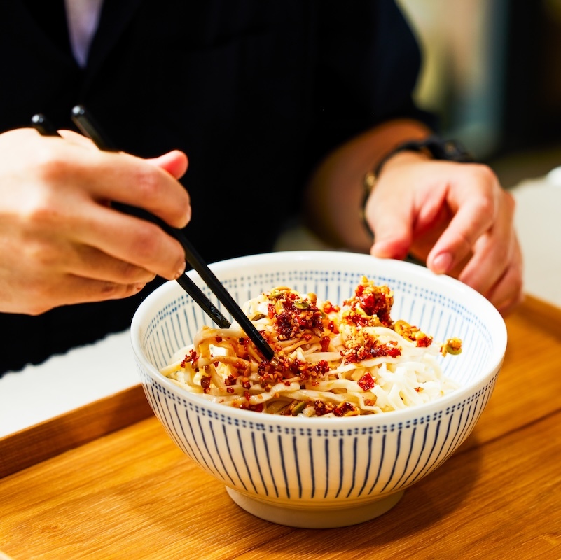 蒜蓉堅果脆辣醬適合拌麵享用。