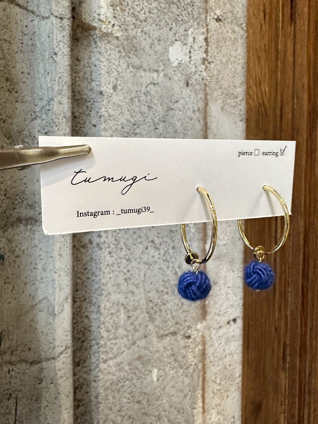 [TUMUGI] 水引毛絨球球耳環 | 武士藍 | 耳夾 | NO.162
