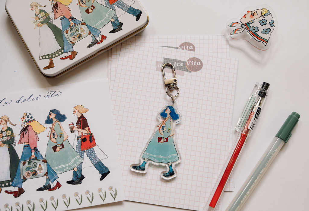 帶手帳旅行女孩 我們快樂地向前走 系列 壓克力吊飾｜甜蜜生活La Dolce Vita 台灣