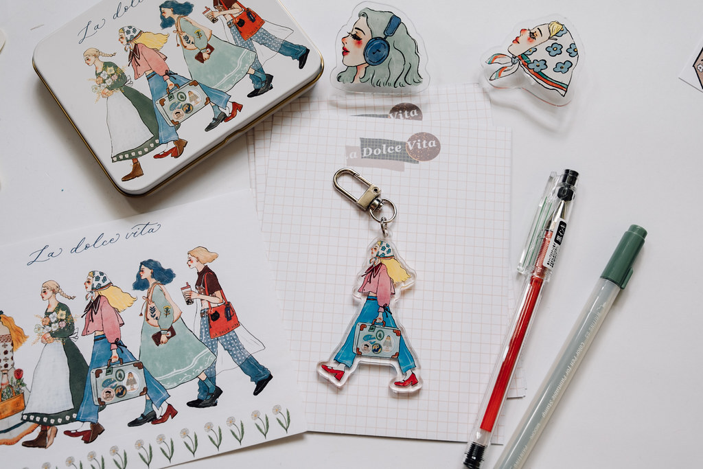 藍色絲巾女孩 我們快樂地向前走 系列 壓克力吊飾｜甜蜜生活La Dolce Vita 台灣